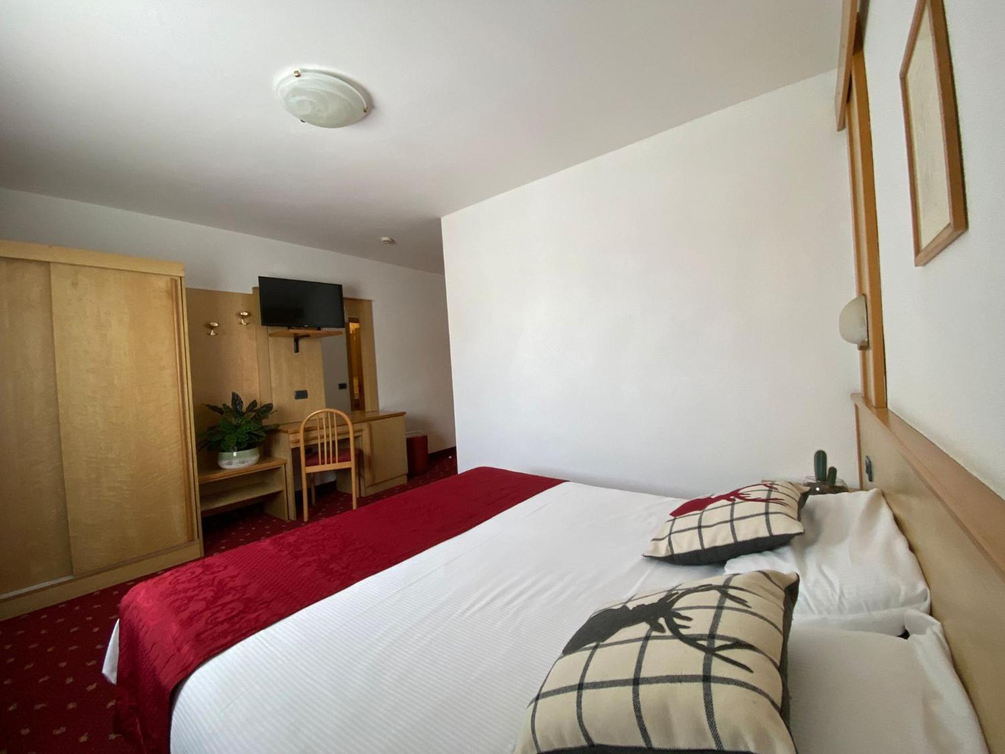 Standard Double or Twin Room - Photo 6