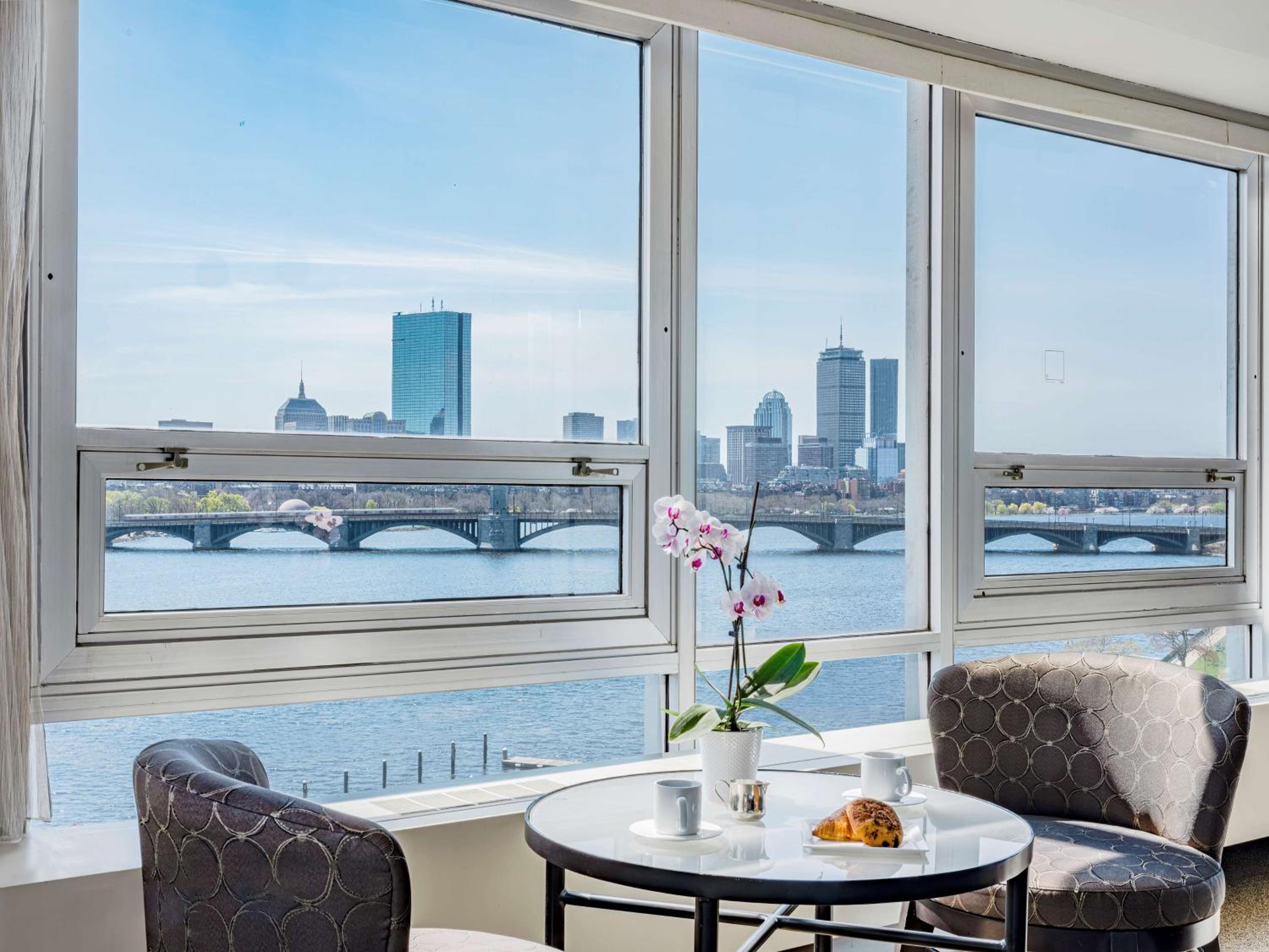 King Skyline - River View - East Tower - Photo 5