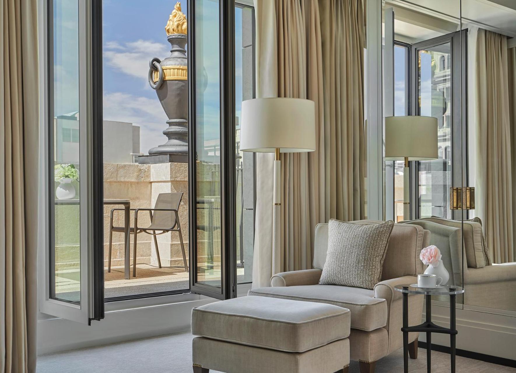 One-Bedroom Penthouse King Suite - Photo 3