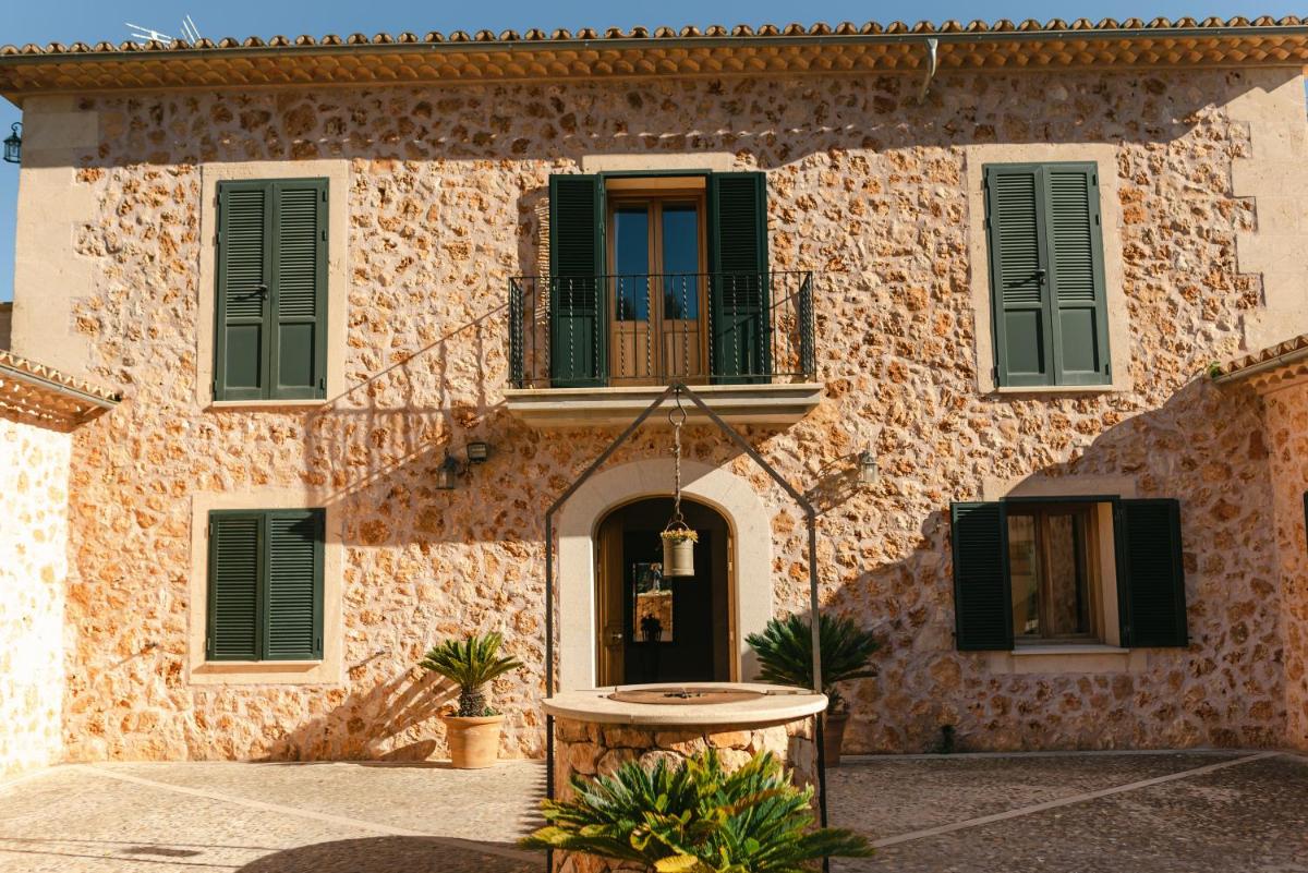 Six-Bedroom House photo 2