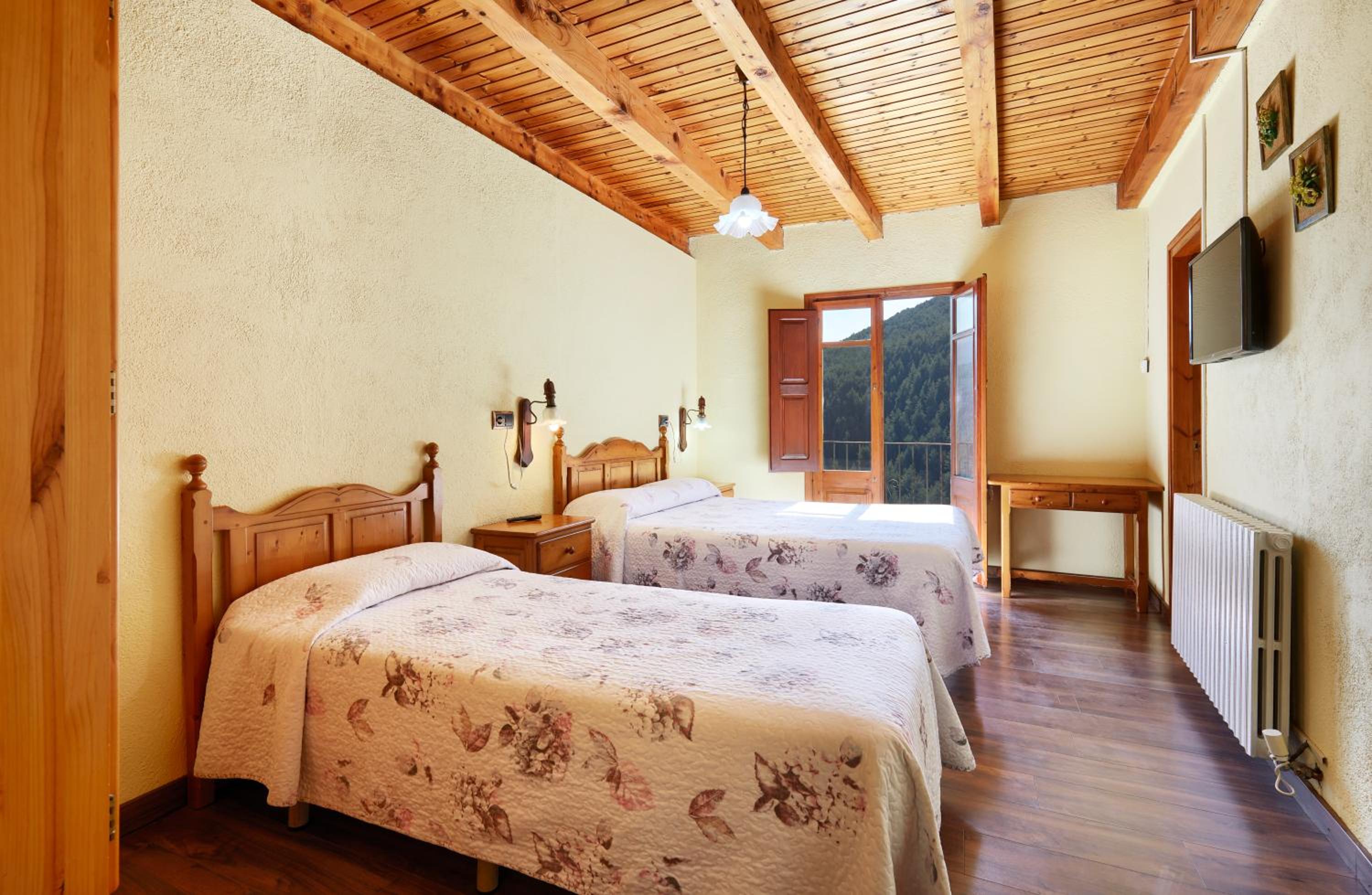 Habitación Triple con Vista a la Montaña