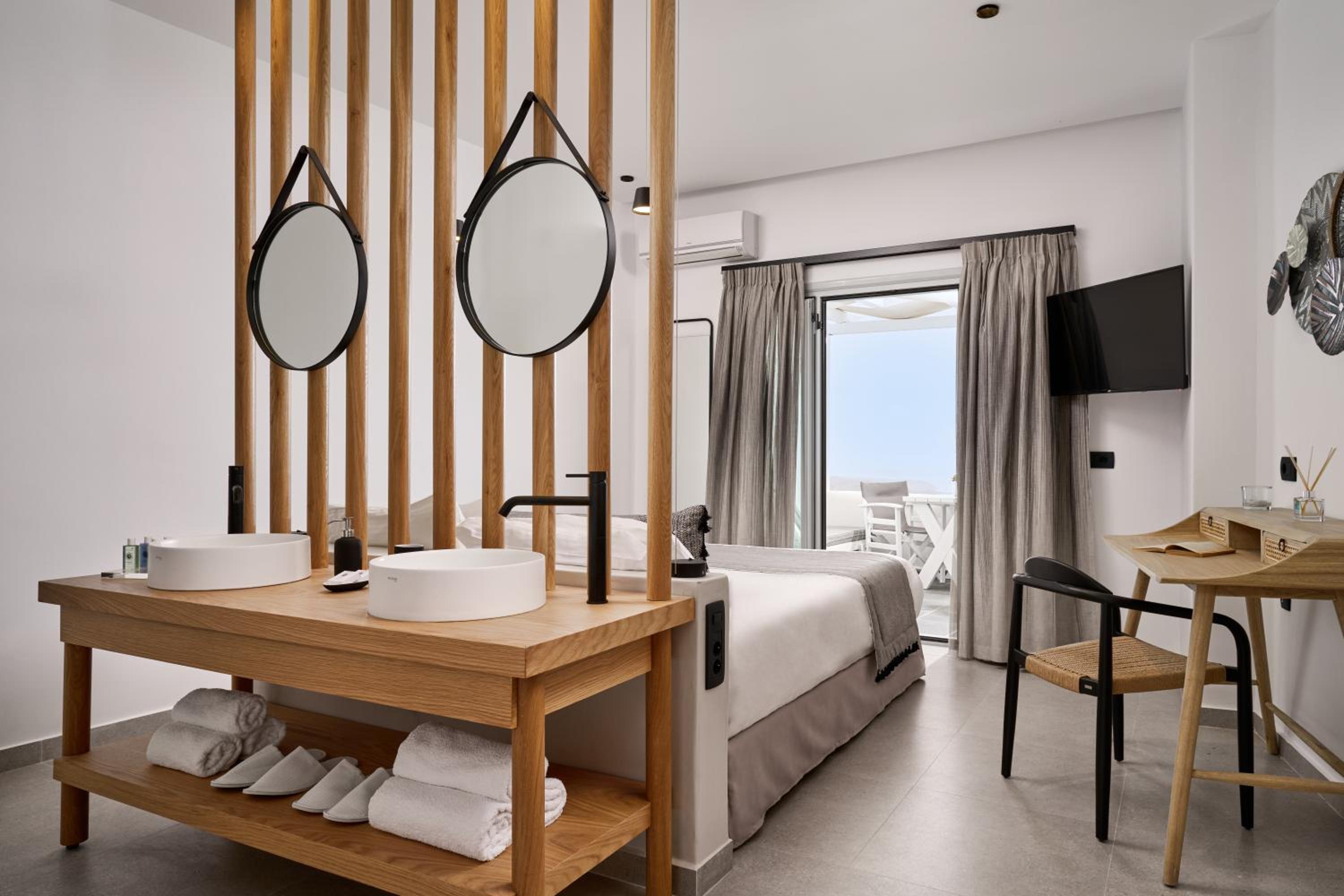 Superior Double Room with Caldera View - Photo 10