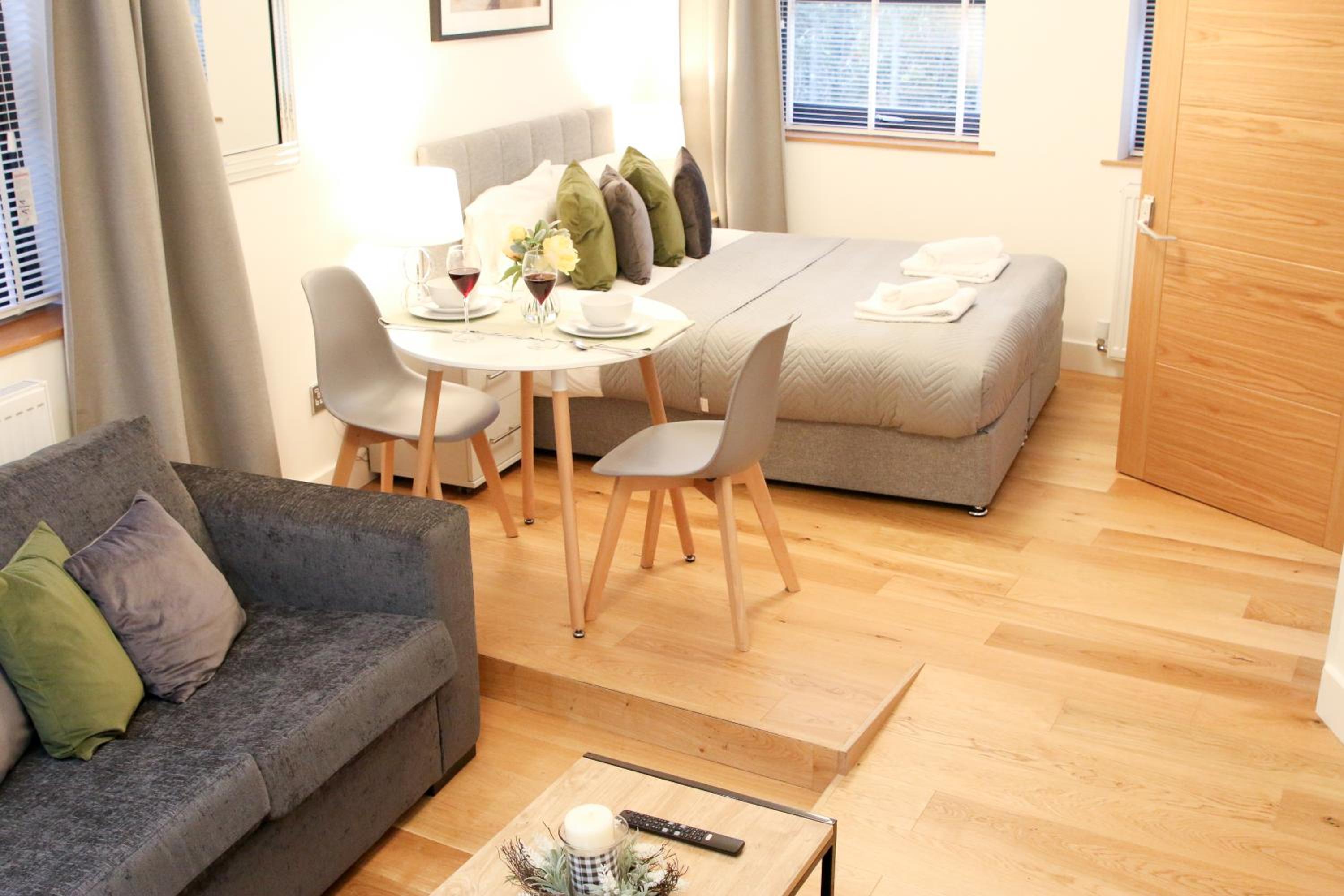 One-Bedroom Apartment photo 1