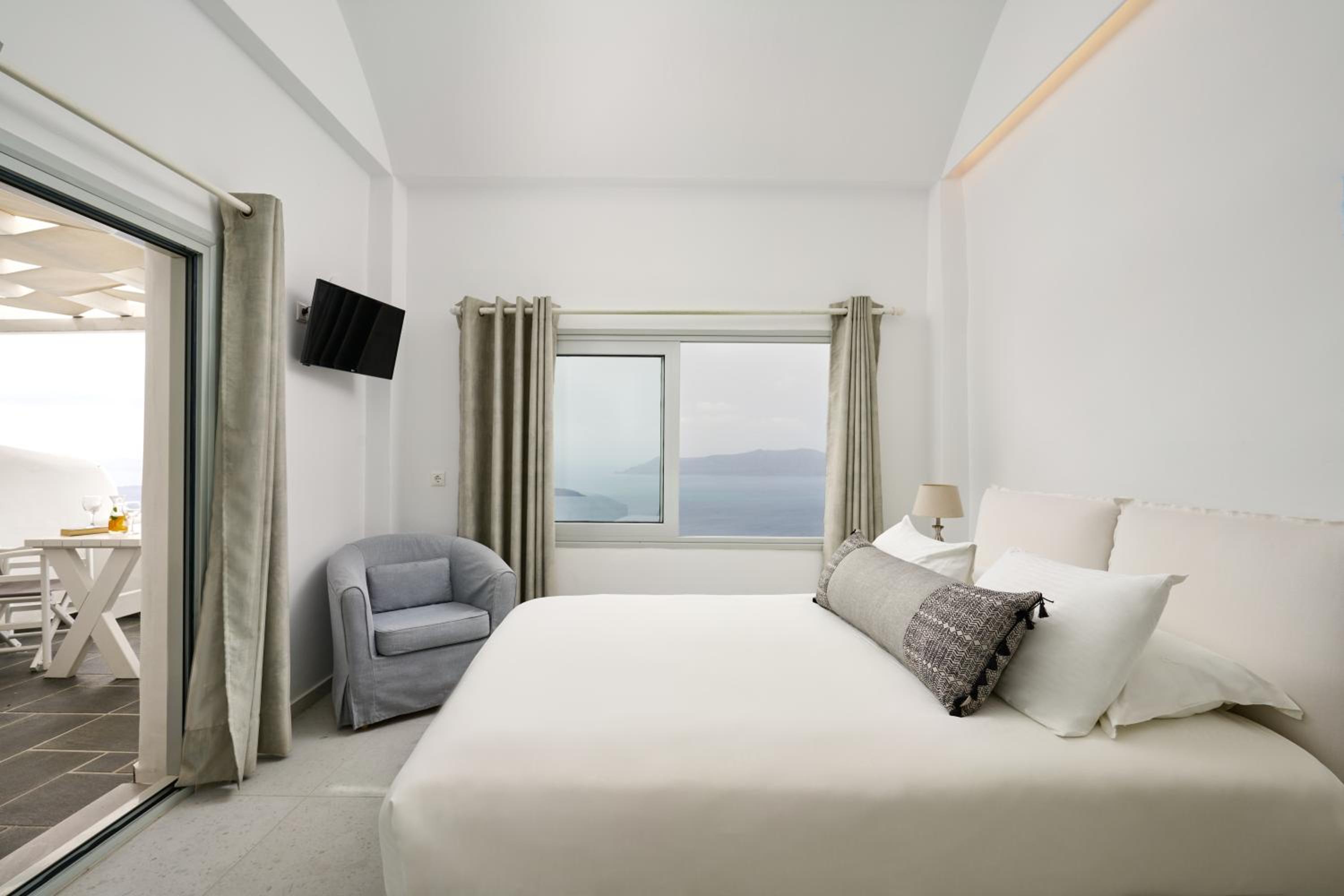 Double Room with Caldera View - Photo 3