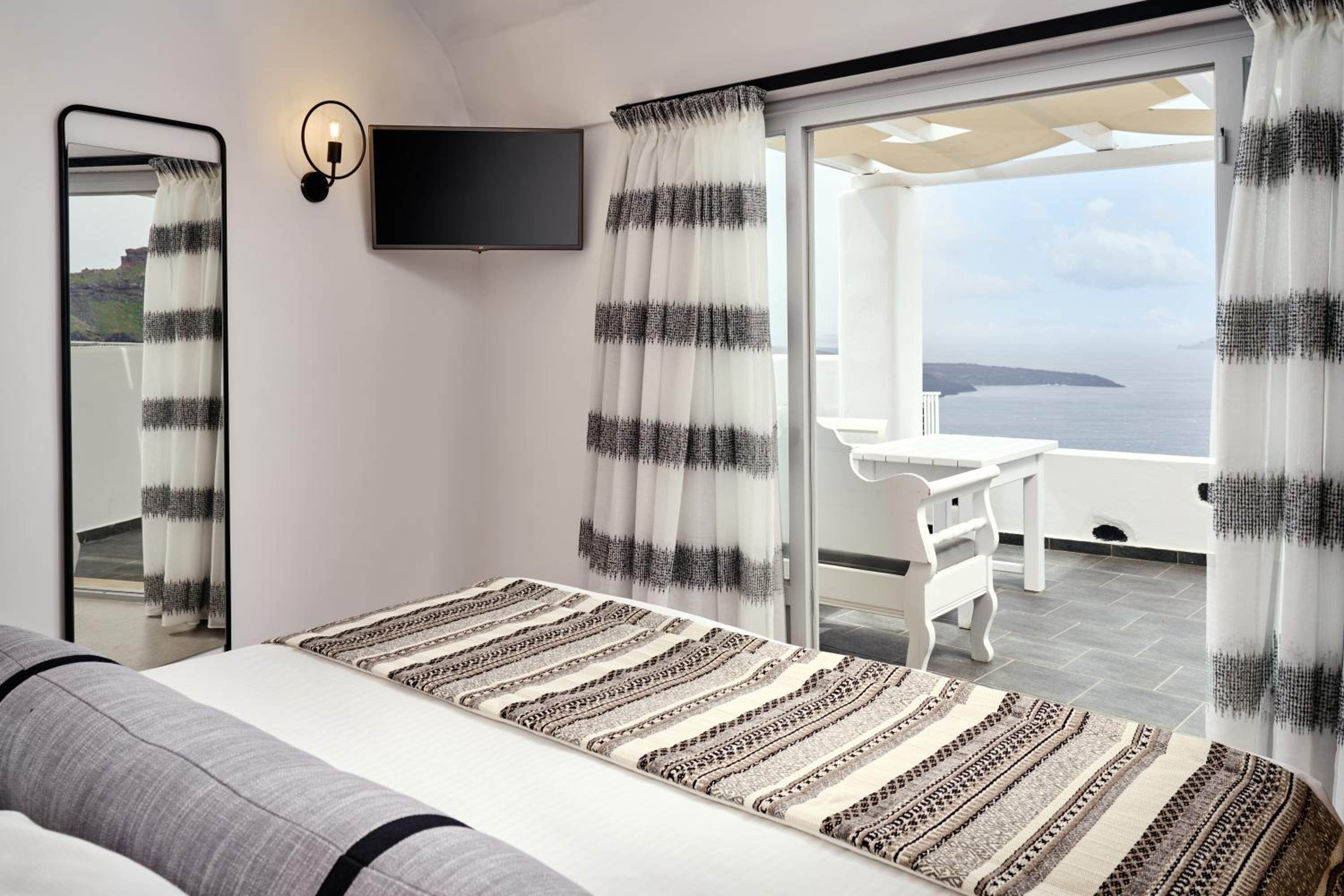 Suite with Hot Tub - Photo 22