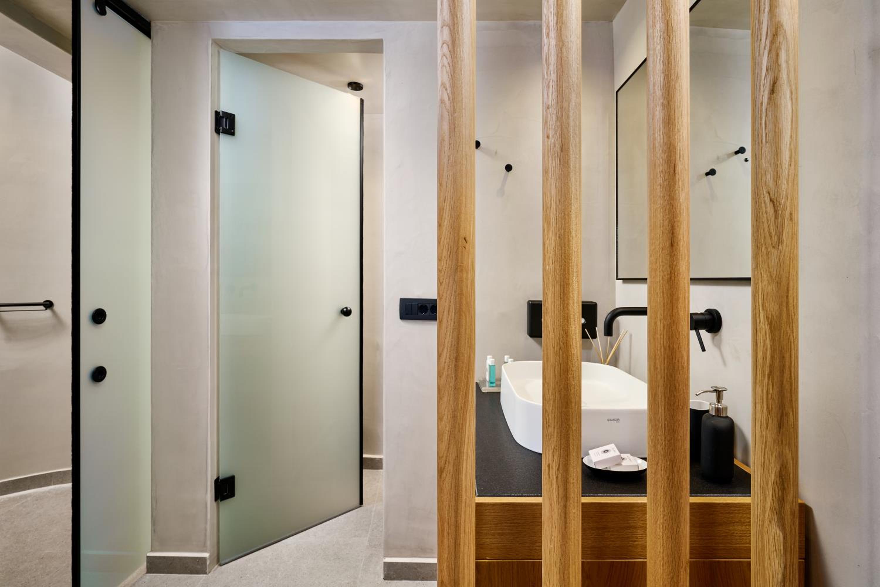 Suite with Hot Tub - Photo 24