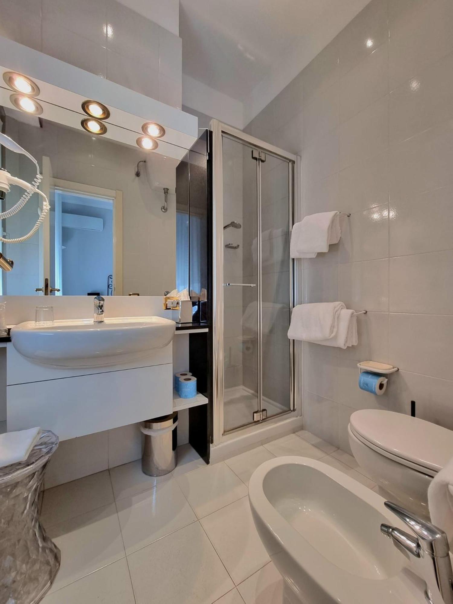 Double Room - Photo 6