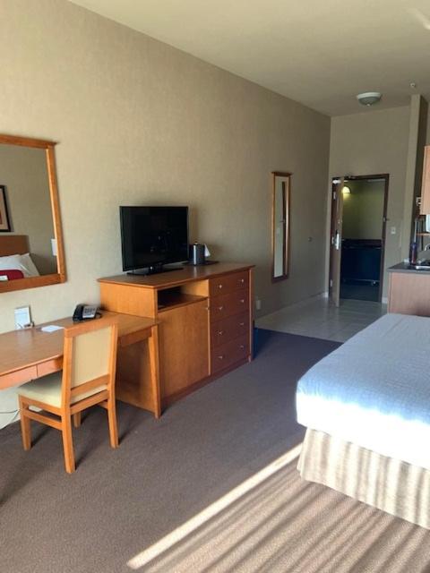 King Room With Roll-In Shower - Disability Access/Non Smoking/Ground Floor - Photo 24