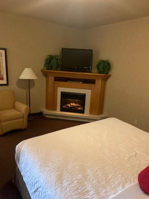 King Room With Roll-In Shower - Disability Access/Non Smoking/Ground Floor - Photo 36