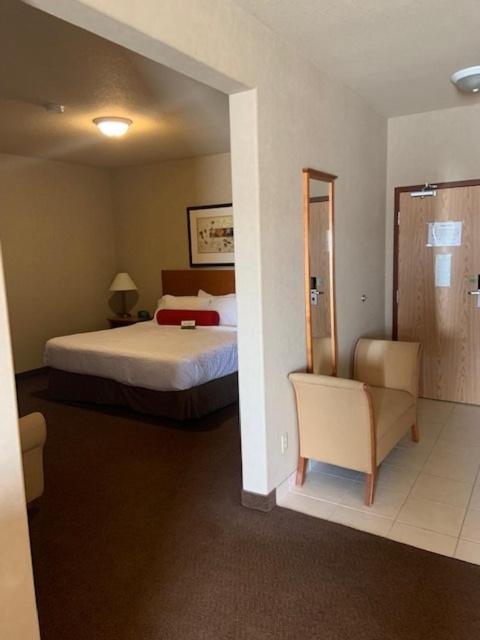 King Room With Roll-In Shower - Disability Access/Non Smoking/Ground Floor - Photo 31