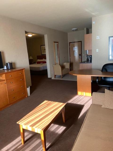 King Room With Roll-In Shower - Disability Access/Non Smoking/Ground Floor - Photo 9