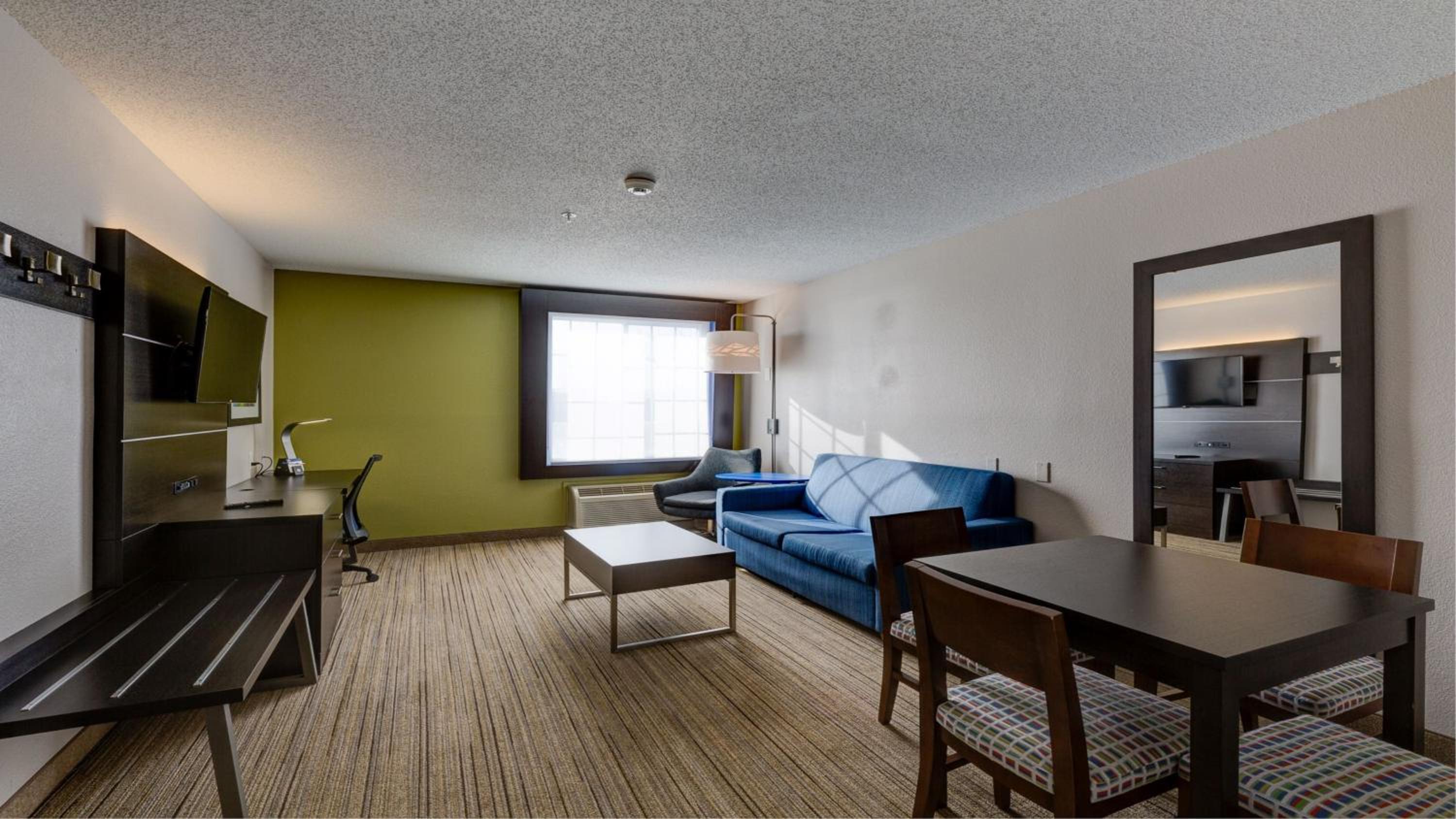Queen Suite with Two Queen Beds - Photo 3