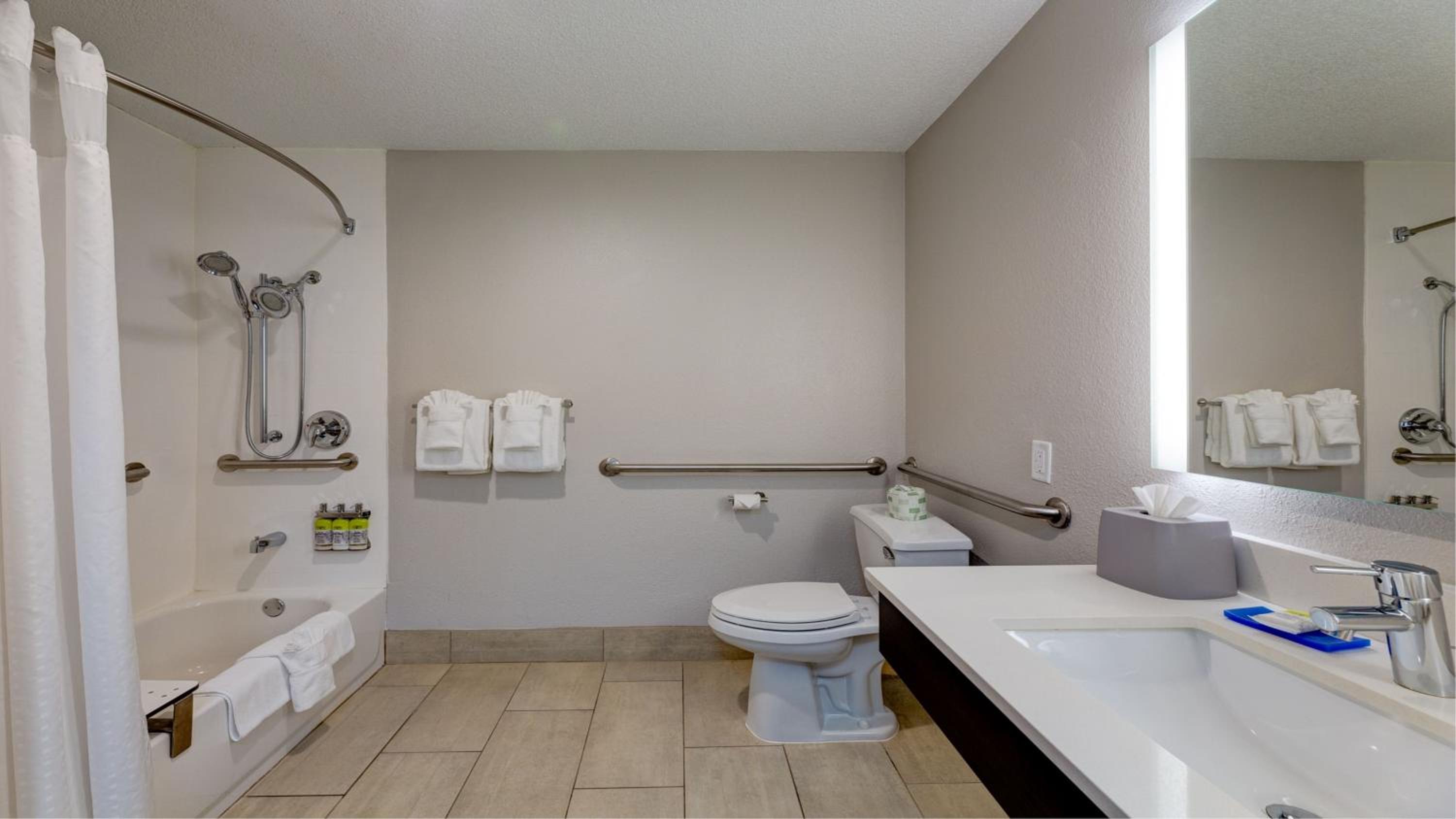 Standard Double Room with Two Double Beds and Tub- Communications and Mobility Accessible - Photo 2