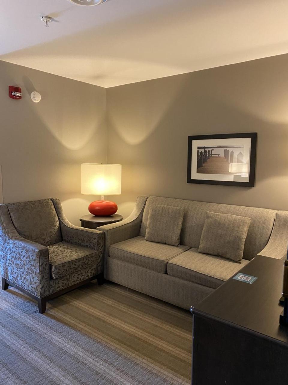 One-Bedroom King Suite with Sofa Bed and Lake View photo 2