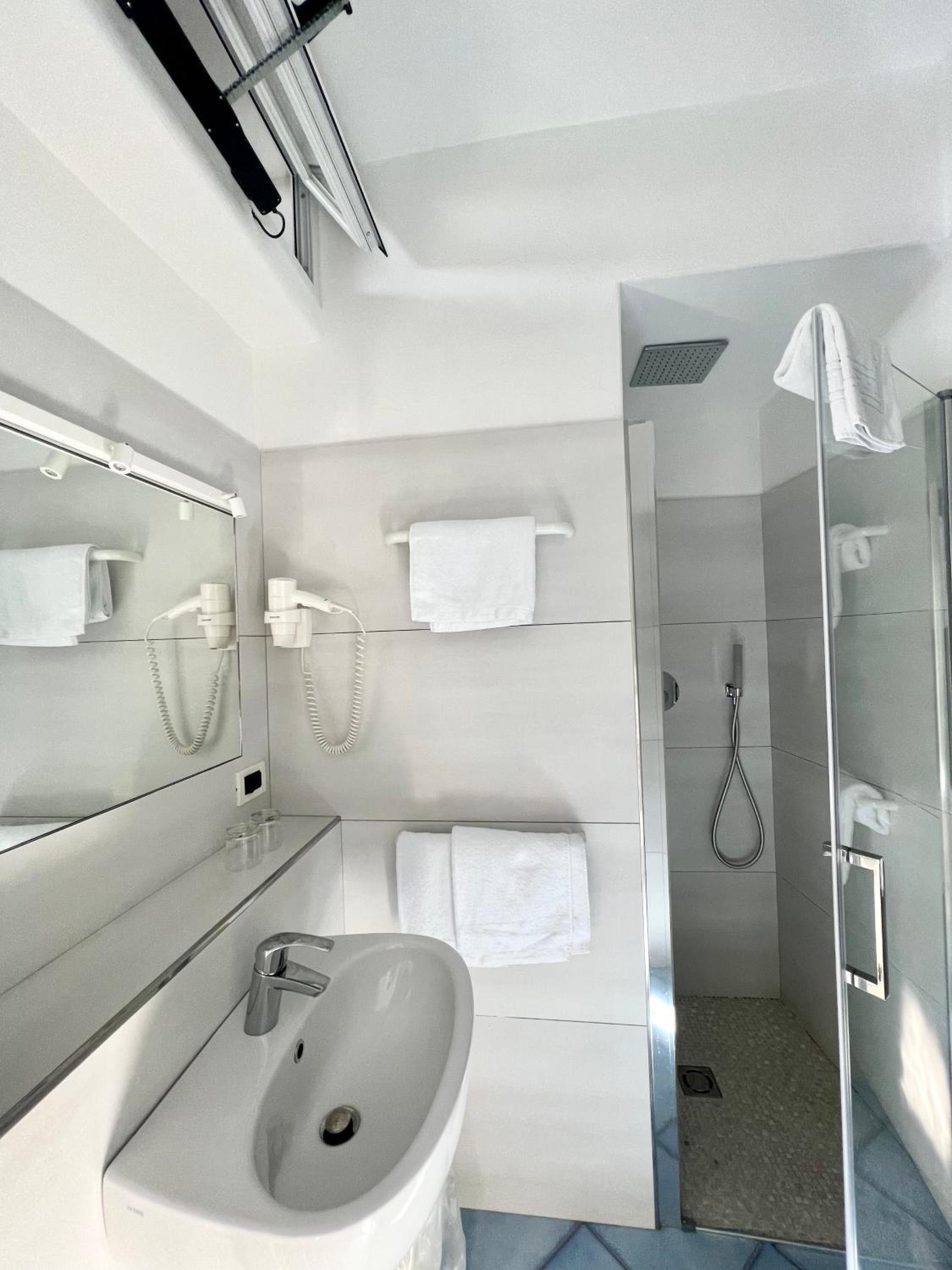 Deluxe Triple Room with Terrace and Sea View - Photo 5