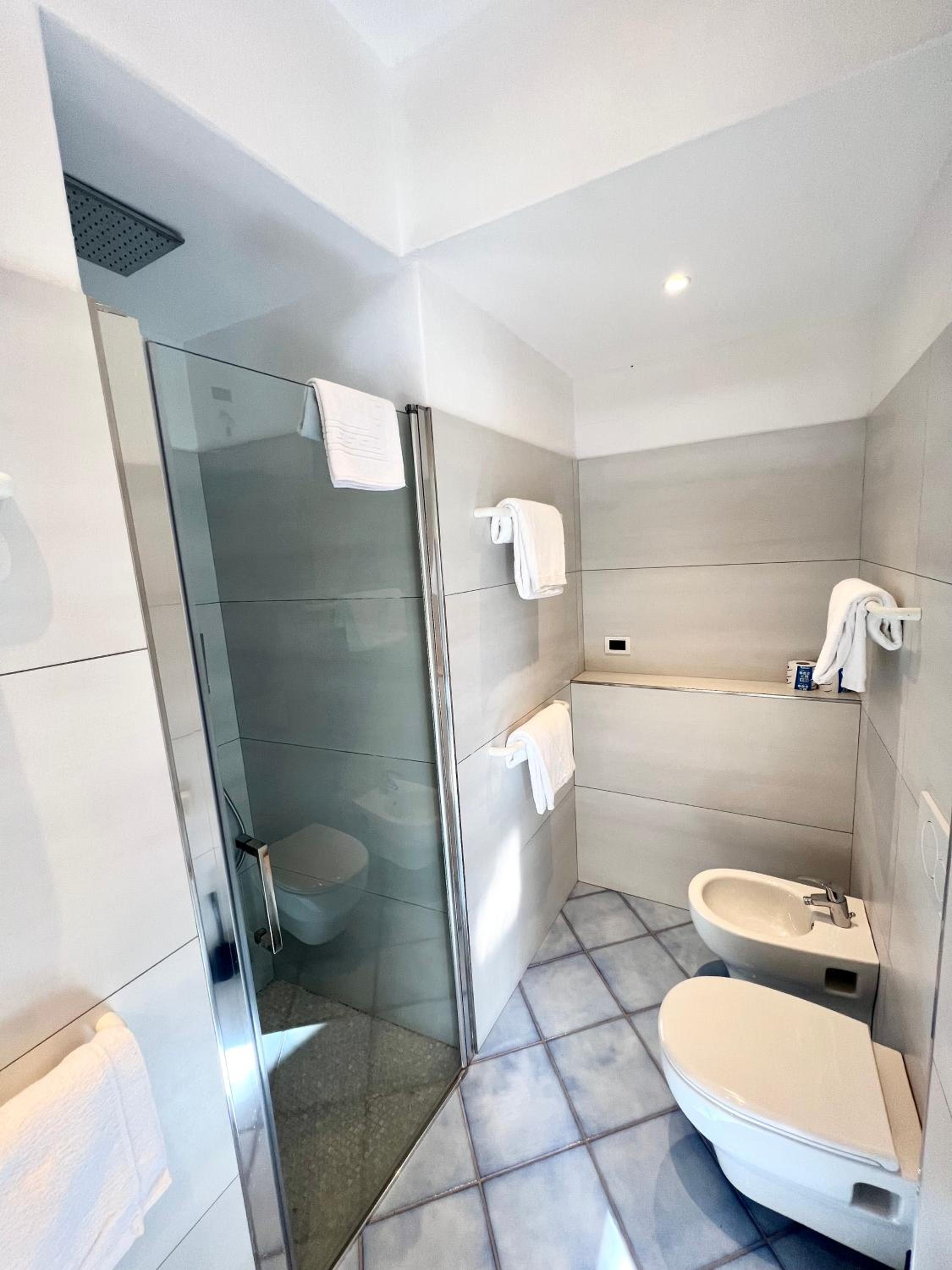 Deluxe Triple Room with Terrace and Sea View - Photo 6