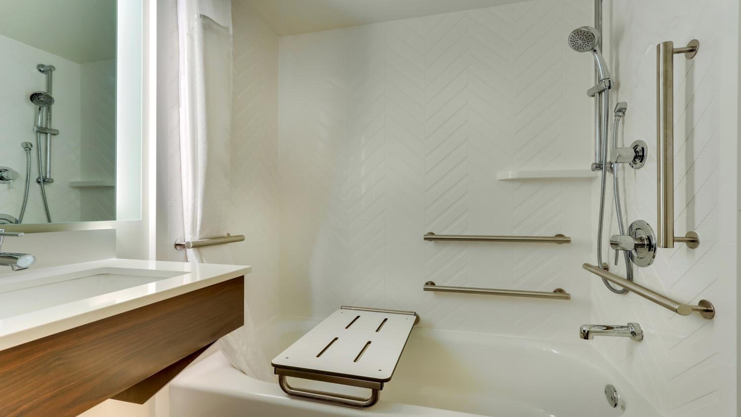 Standard Queen Room with Roll In Shower - Communications Accessible - Photo 2