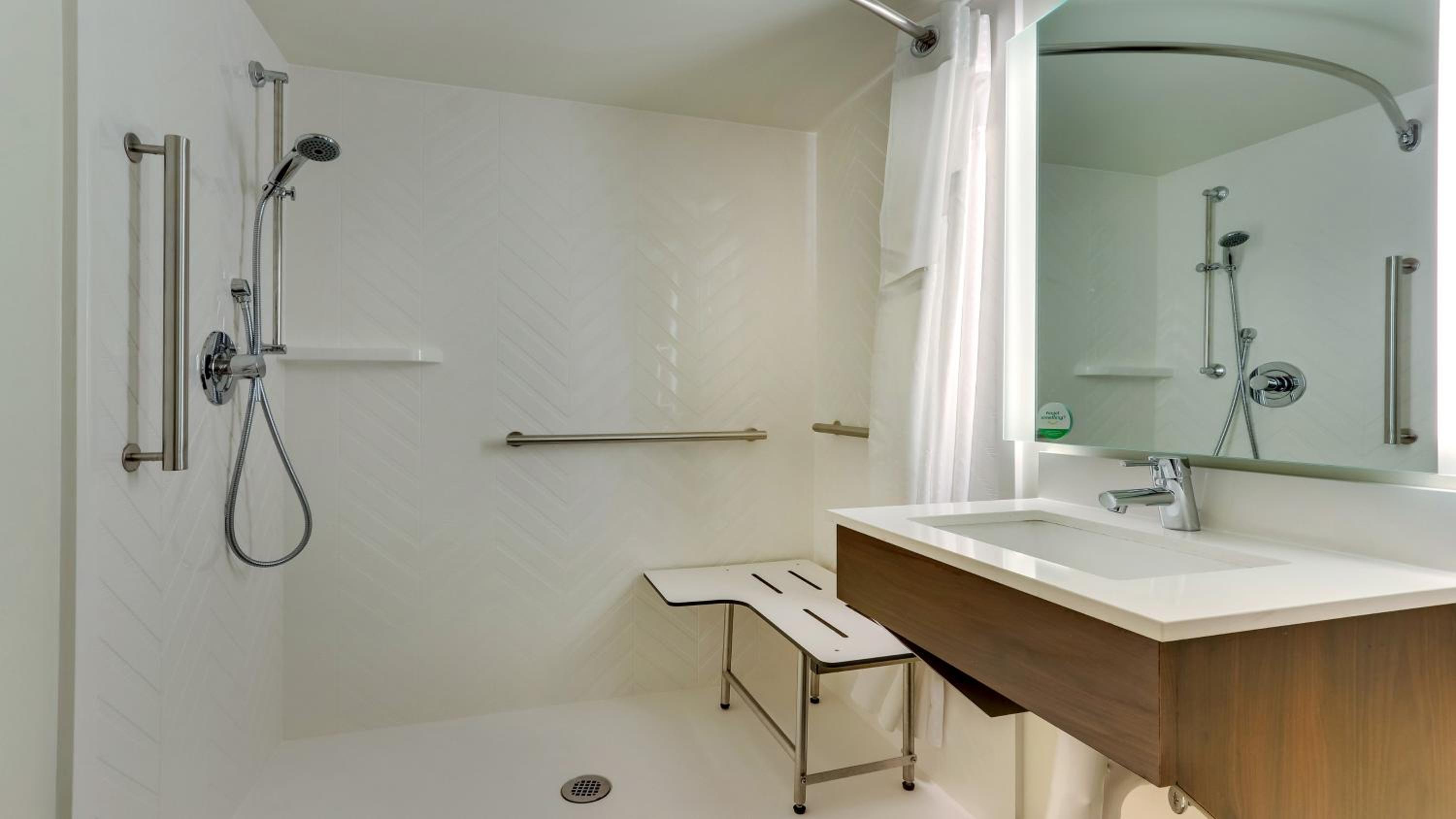 Standard Queen Room with Two Queen Beds and Tub - Communications Accessible - Photo 2