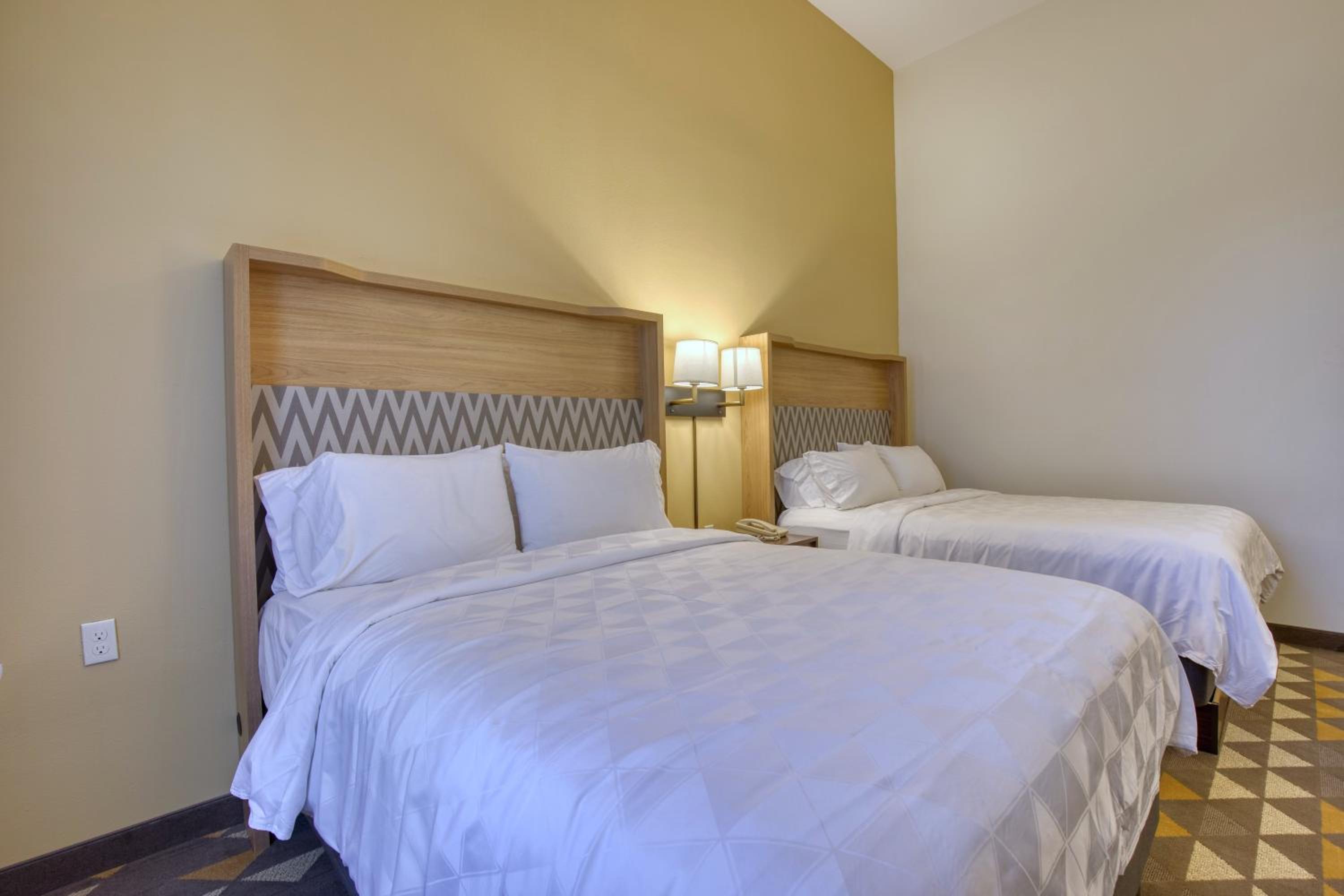 Standard Room with Two Queen Beds - Photo 8