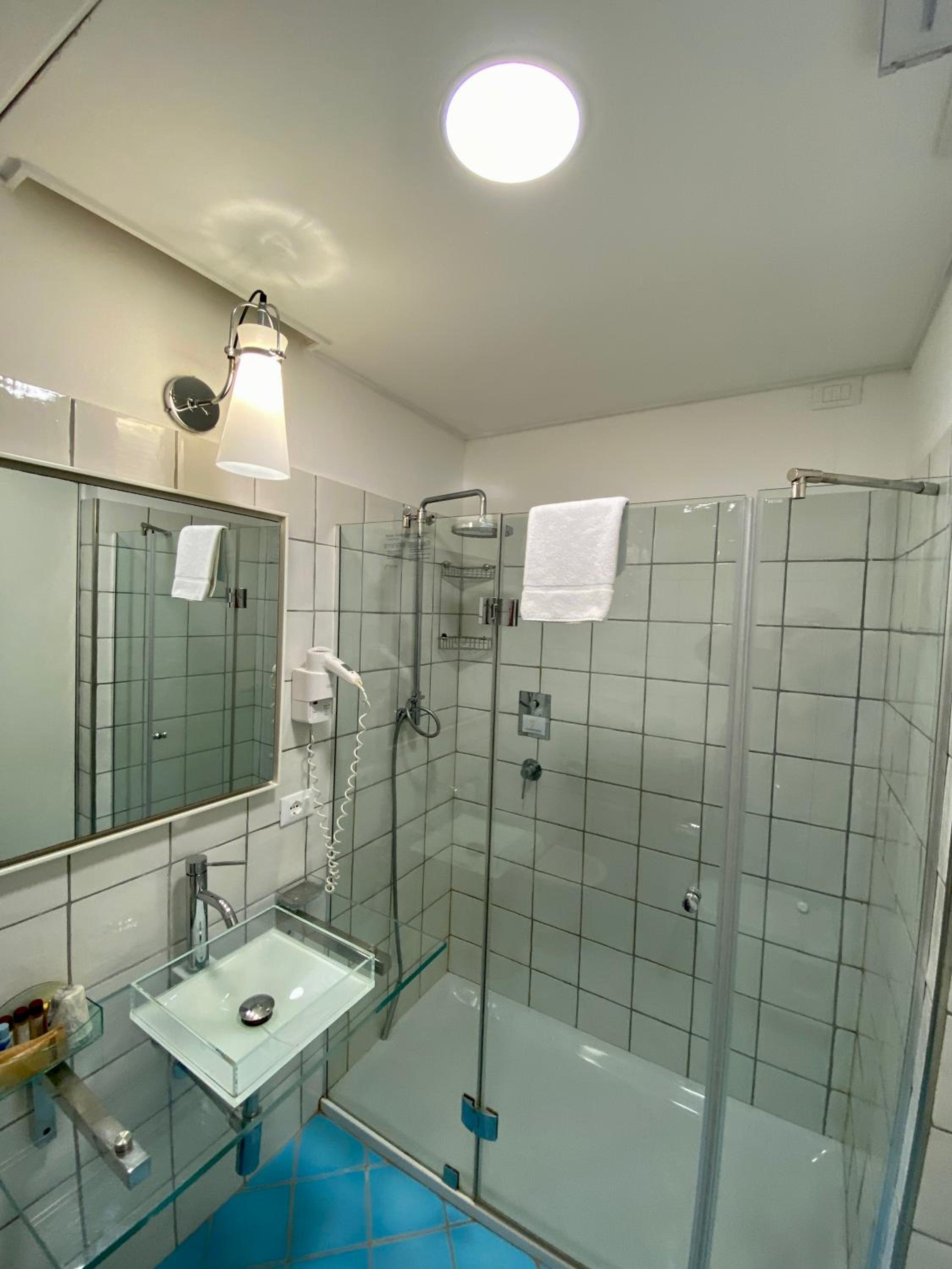 Suite - Photo 11