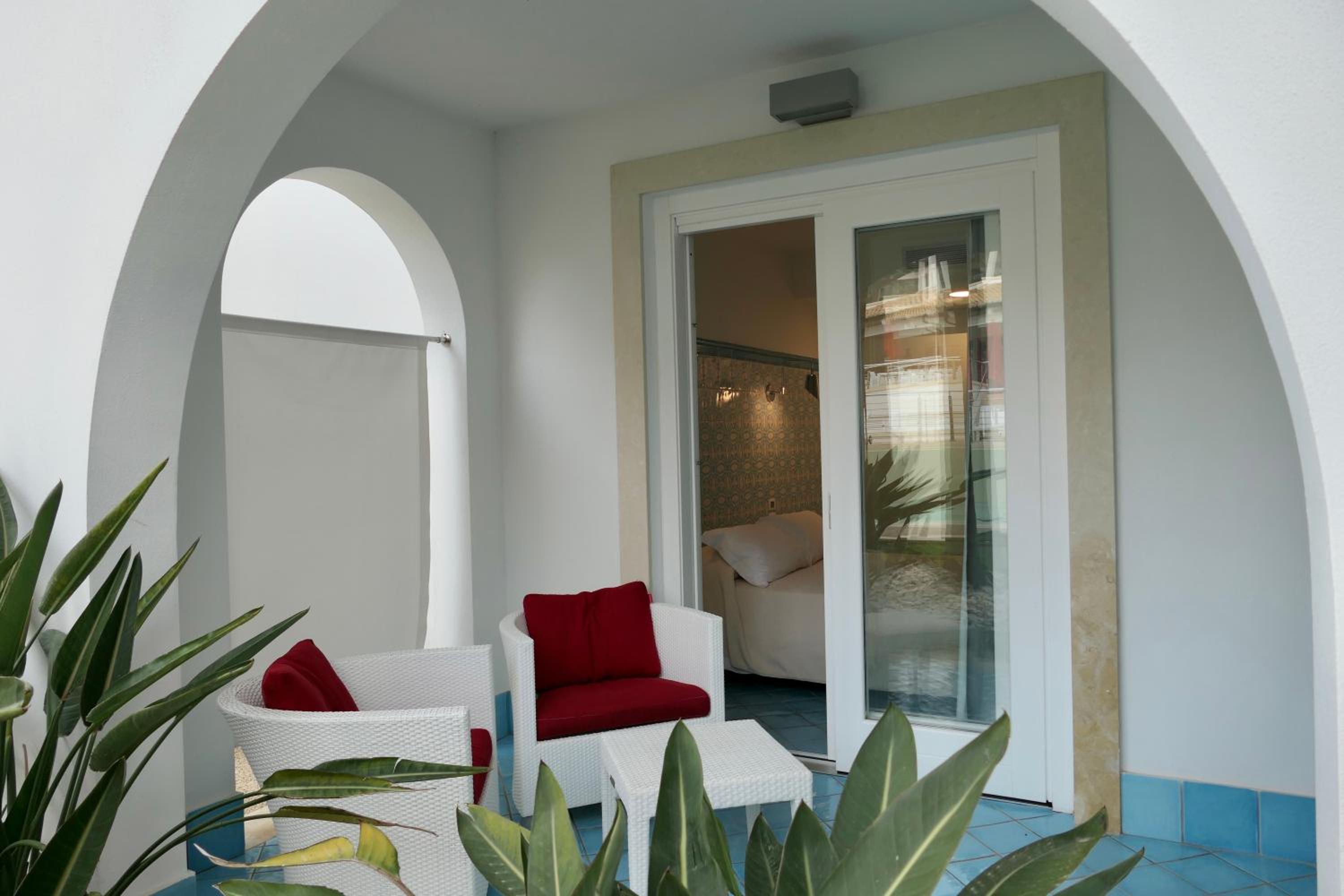 Suite - Photo 15