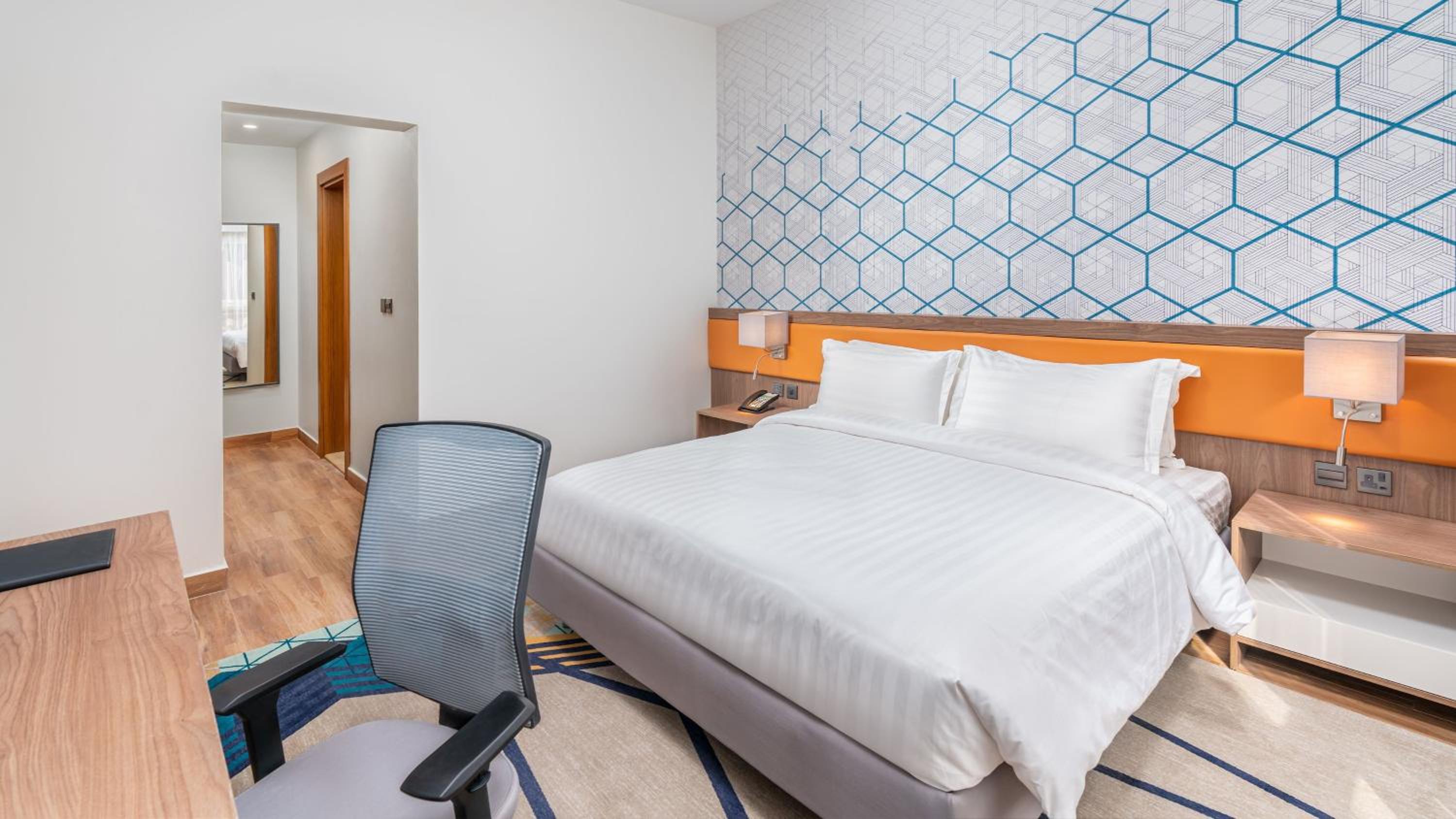 One-Bedroom King Suite with Kitchenette thumbnail 5