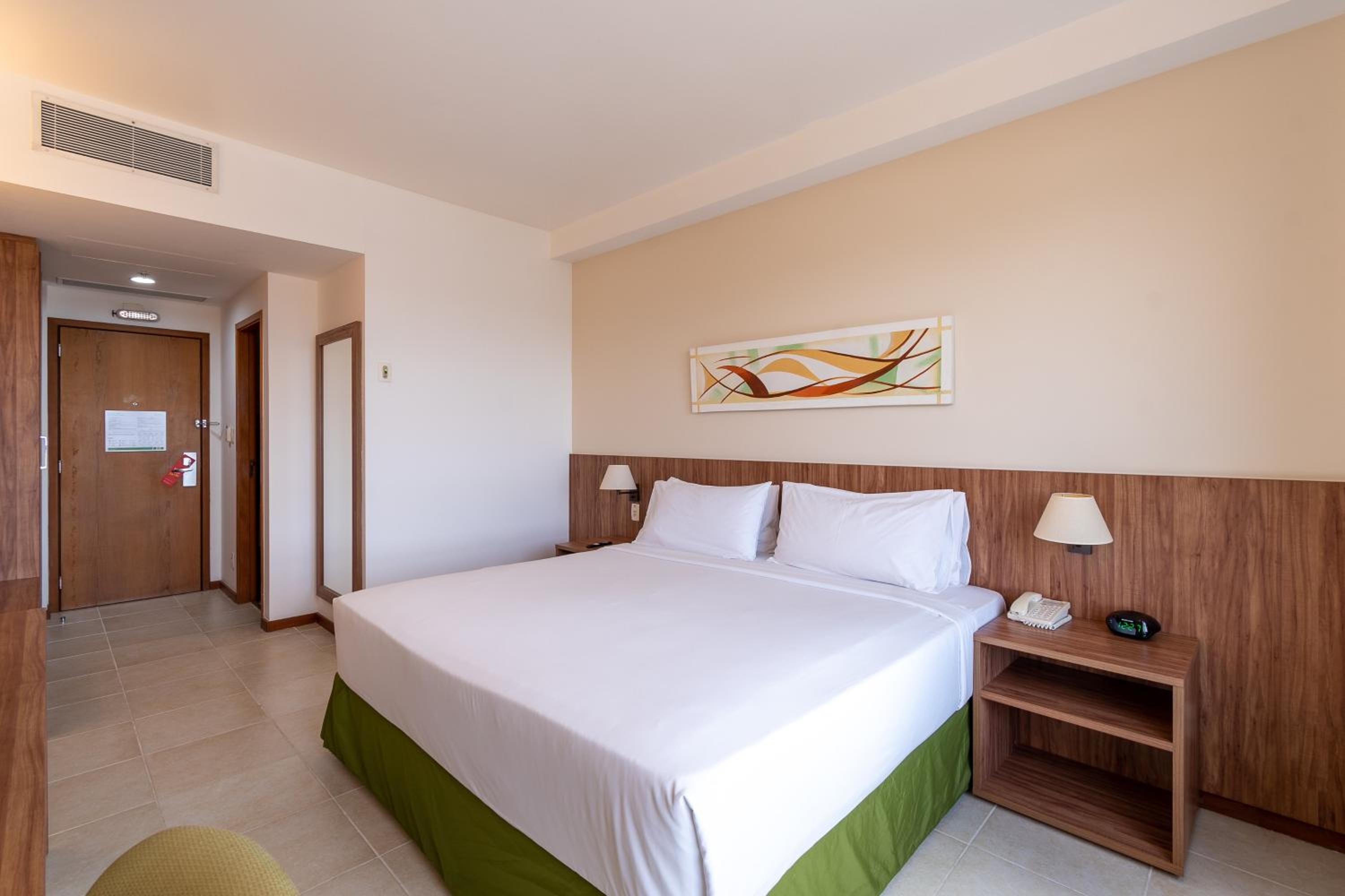 Standard King Room - Photo 5