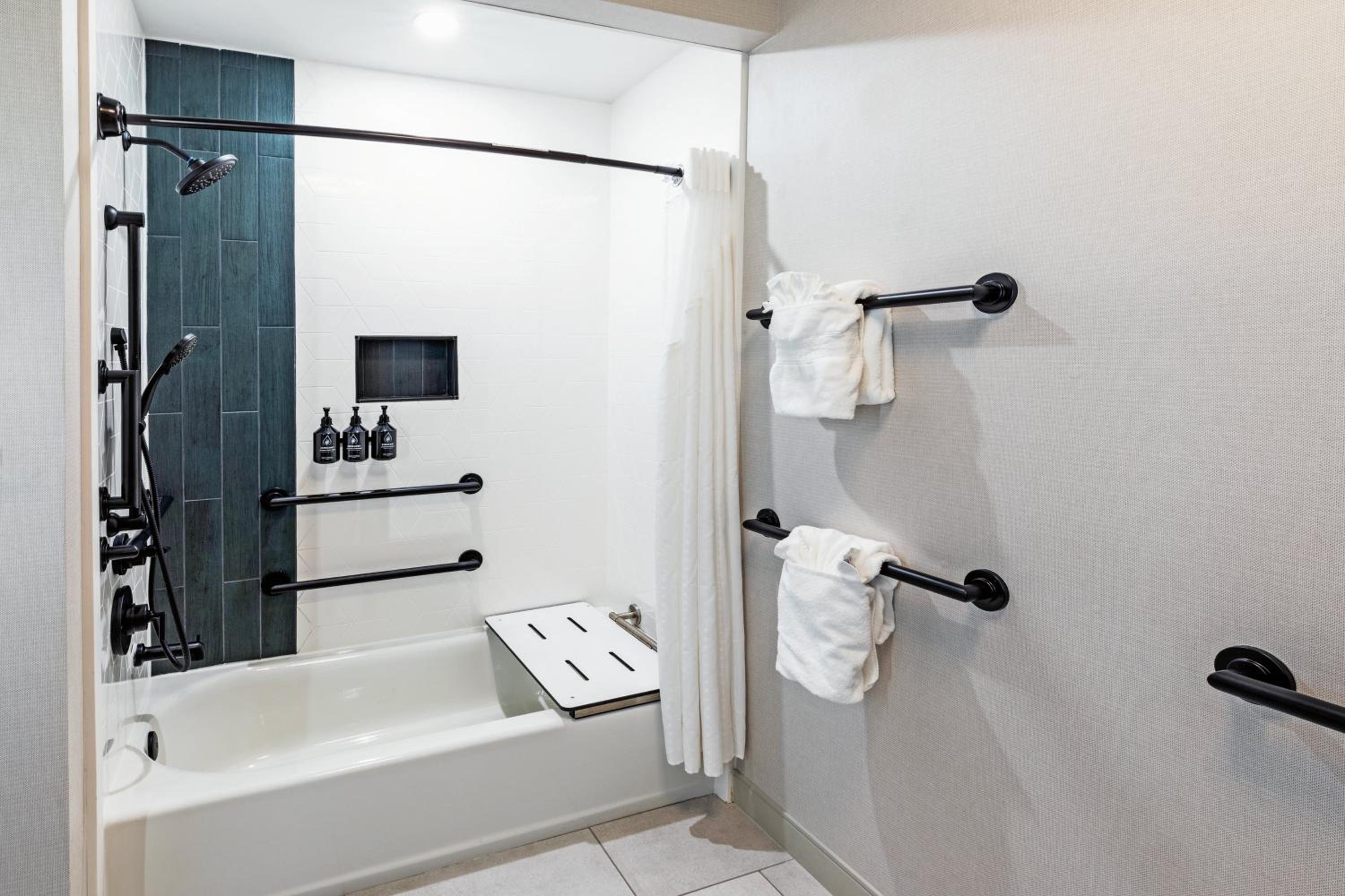 King Room - Mobility Access Tub - Non-Smoking