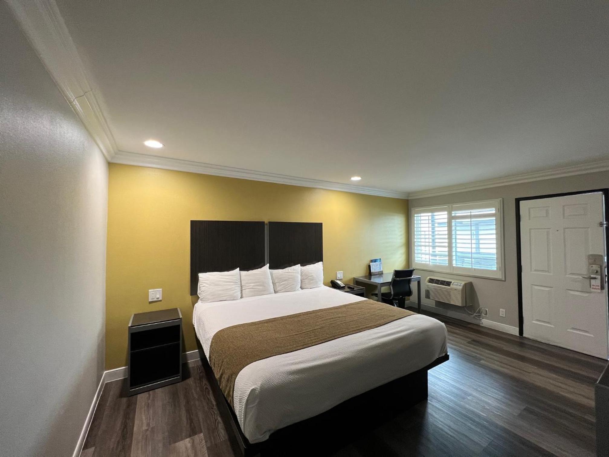 King Room - Non-Smoking photo 3