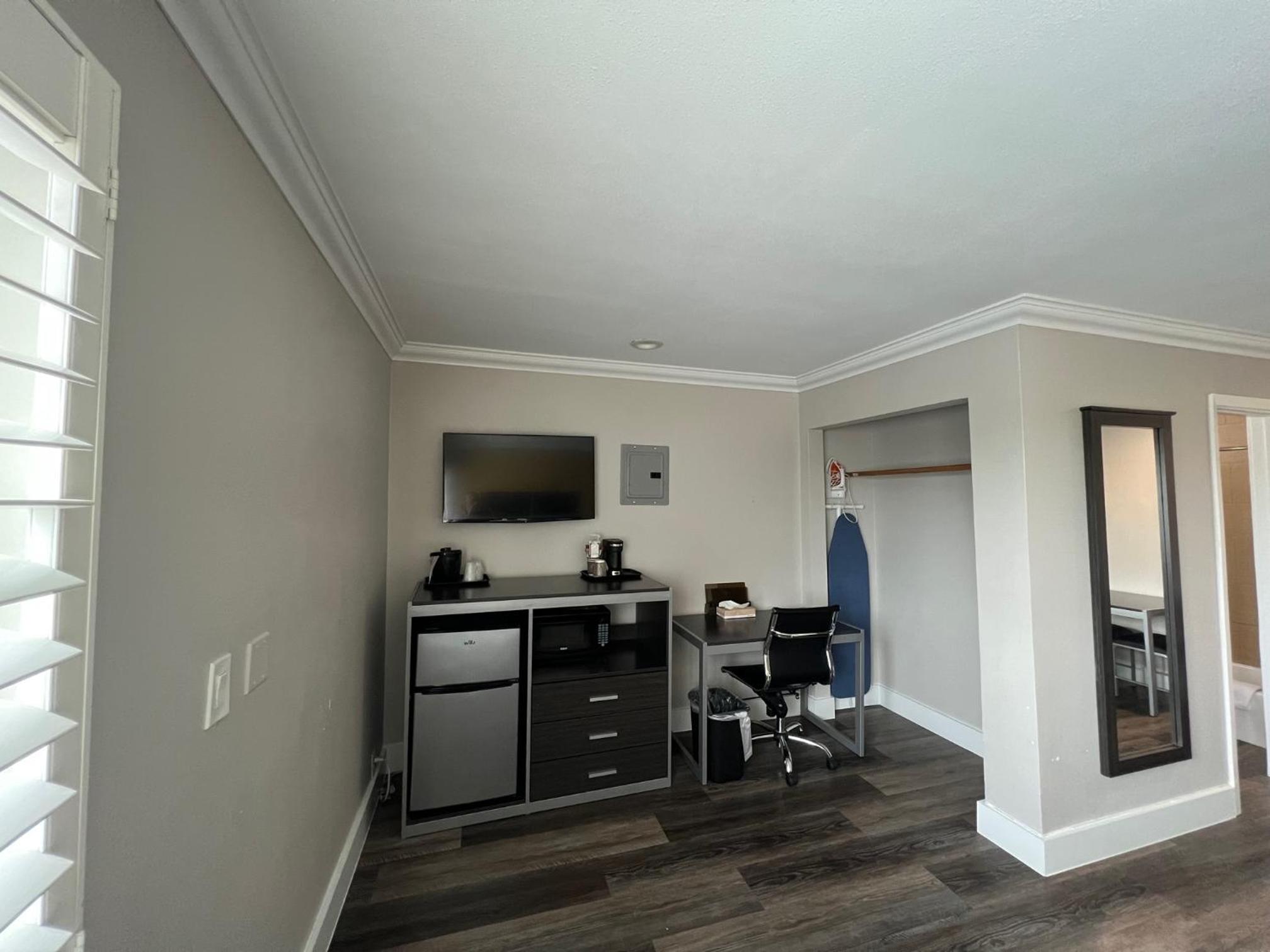 Queen Room with Two Queen Beds photo 2