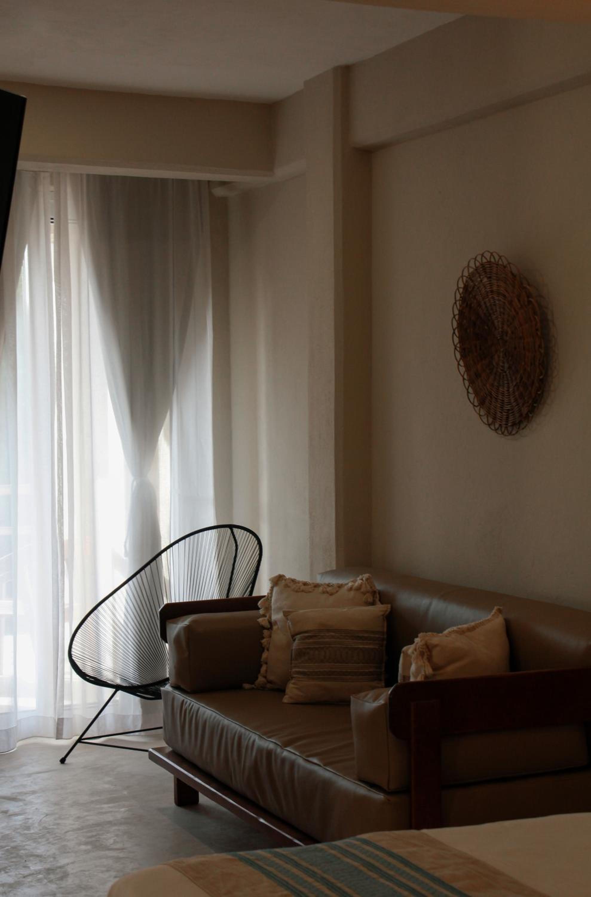 Junior Suite with Balcony - Photo 11