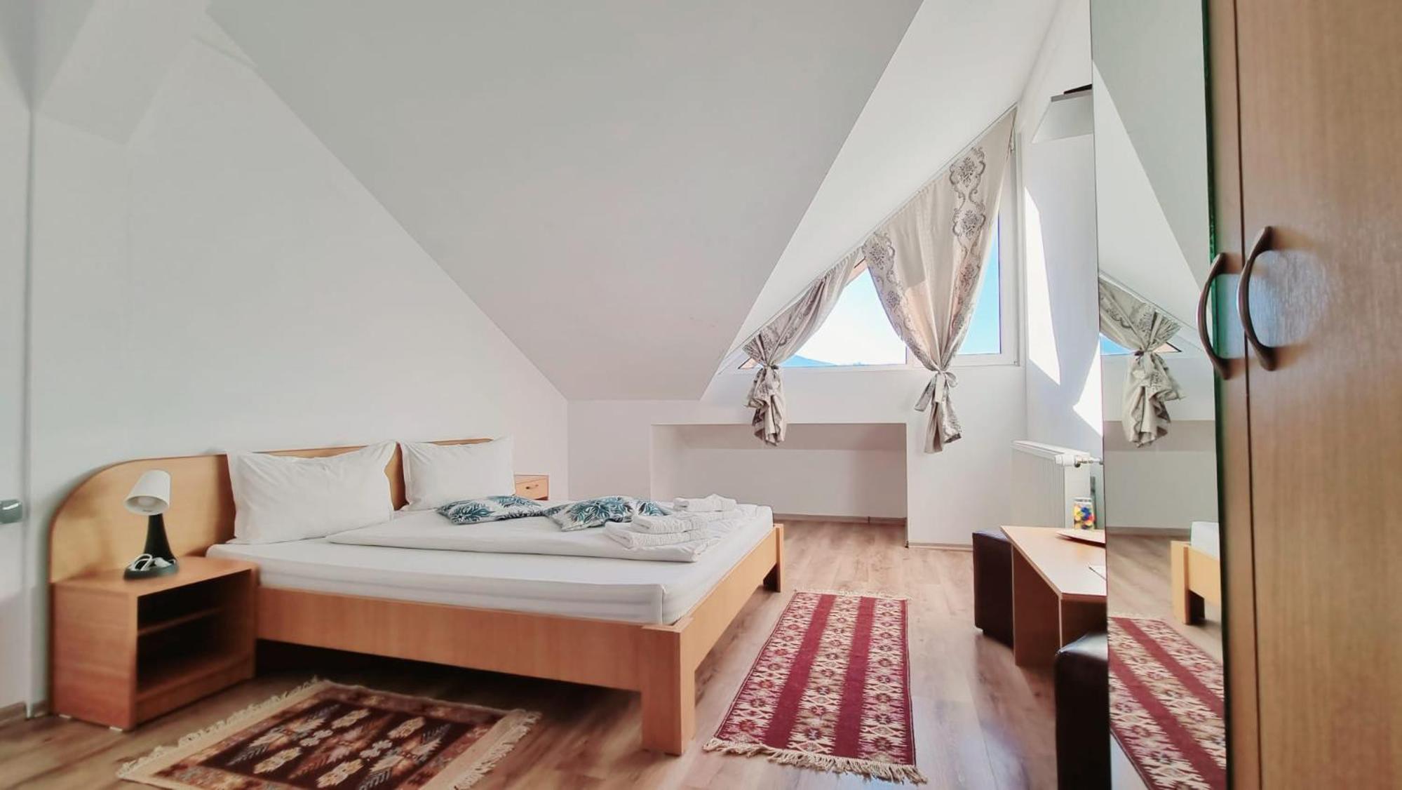 Double Room with Private Bathroom - Photo 2