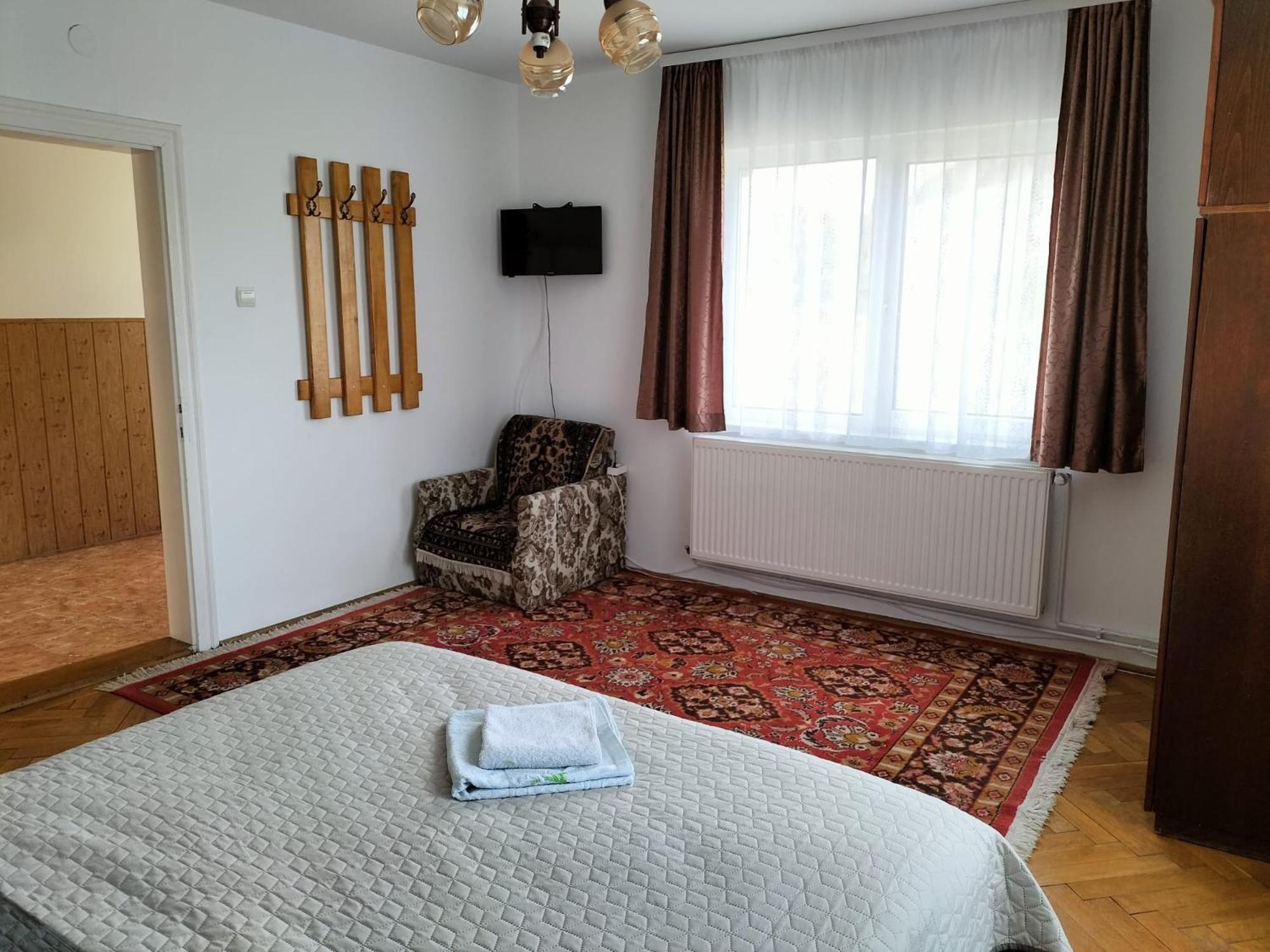 Six-Bedroom House - Photo 26
