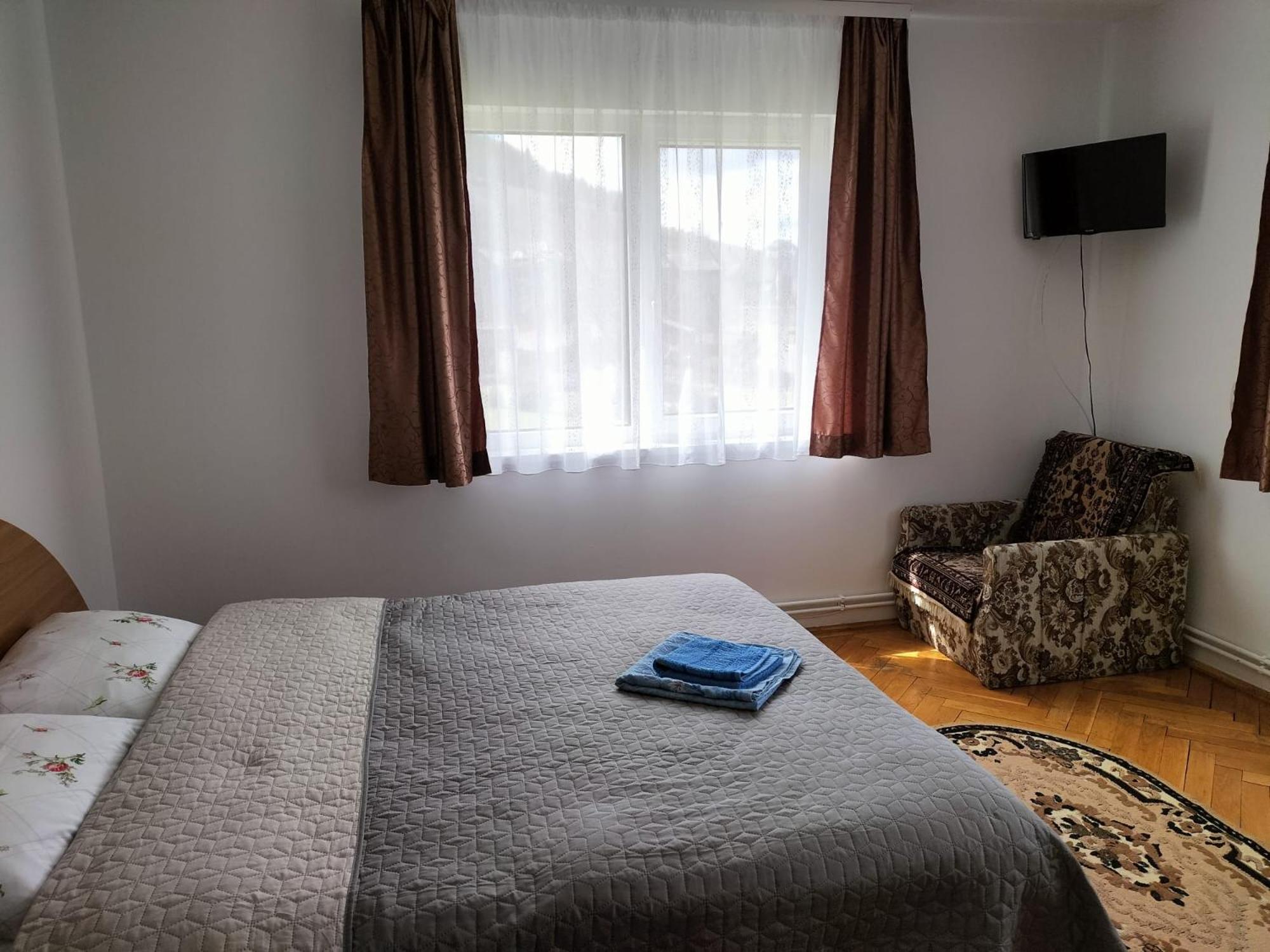 Six-Bedroom House - Photo 28