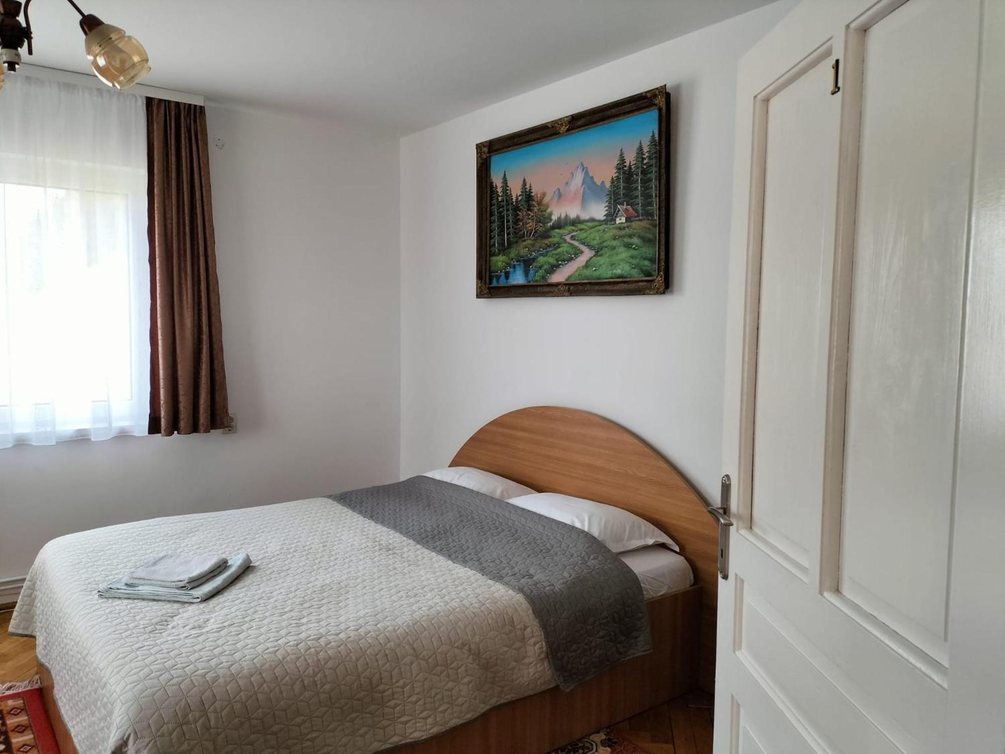Six-Bedroom House - Photo 29