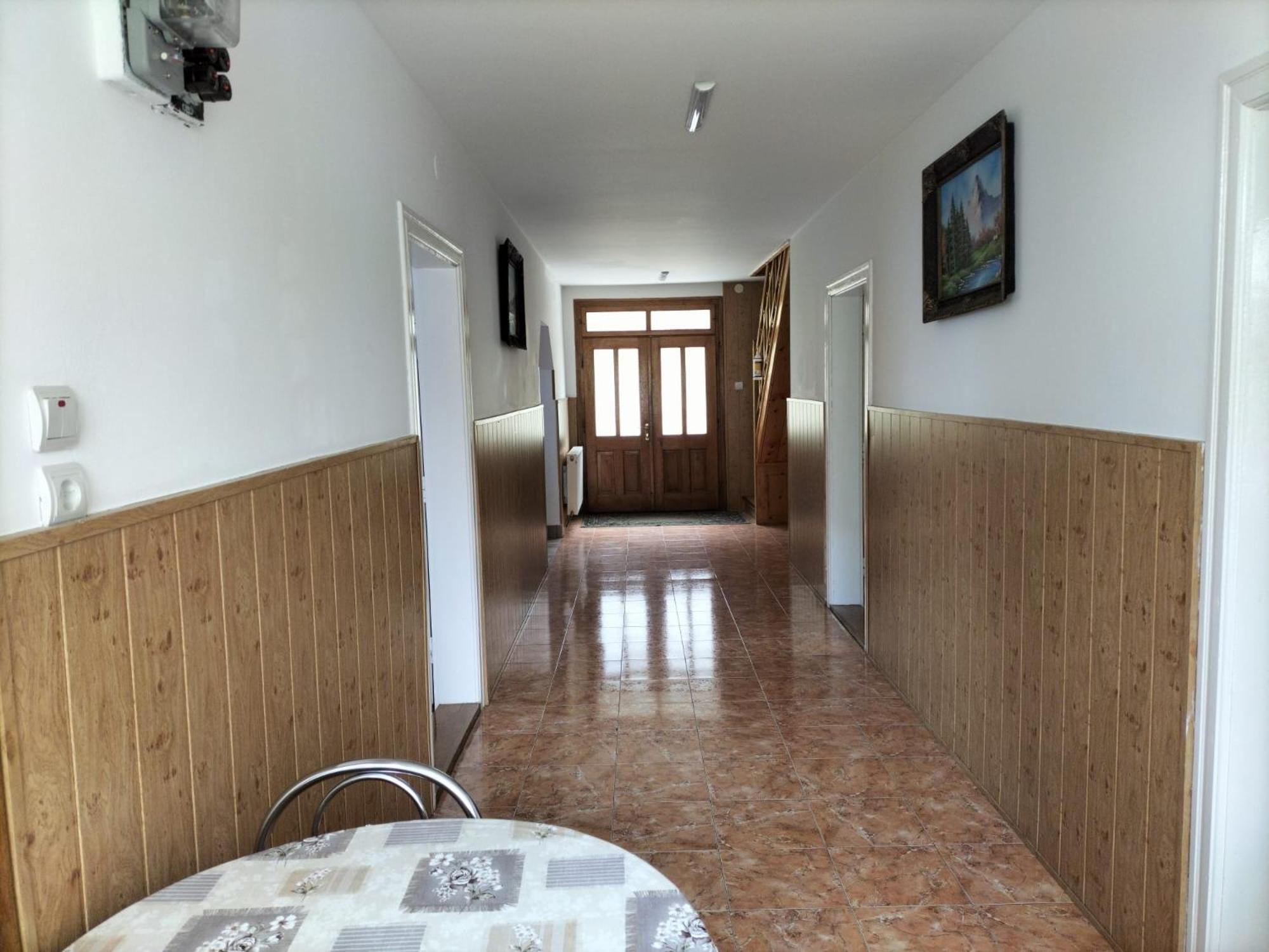 Six-Bedroom House - Photo 30