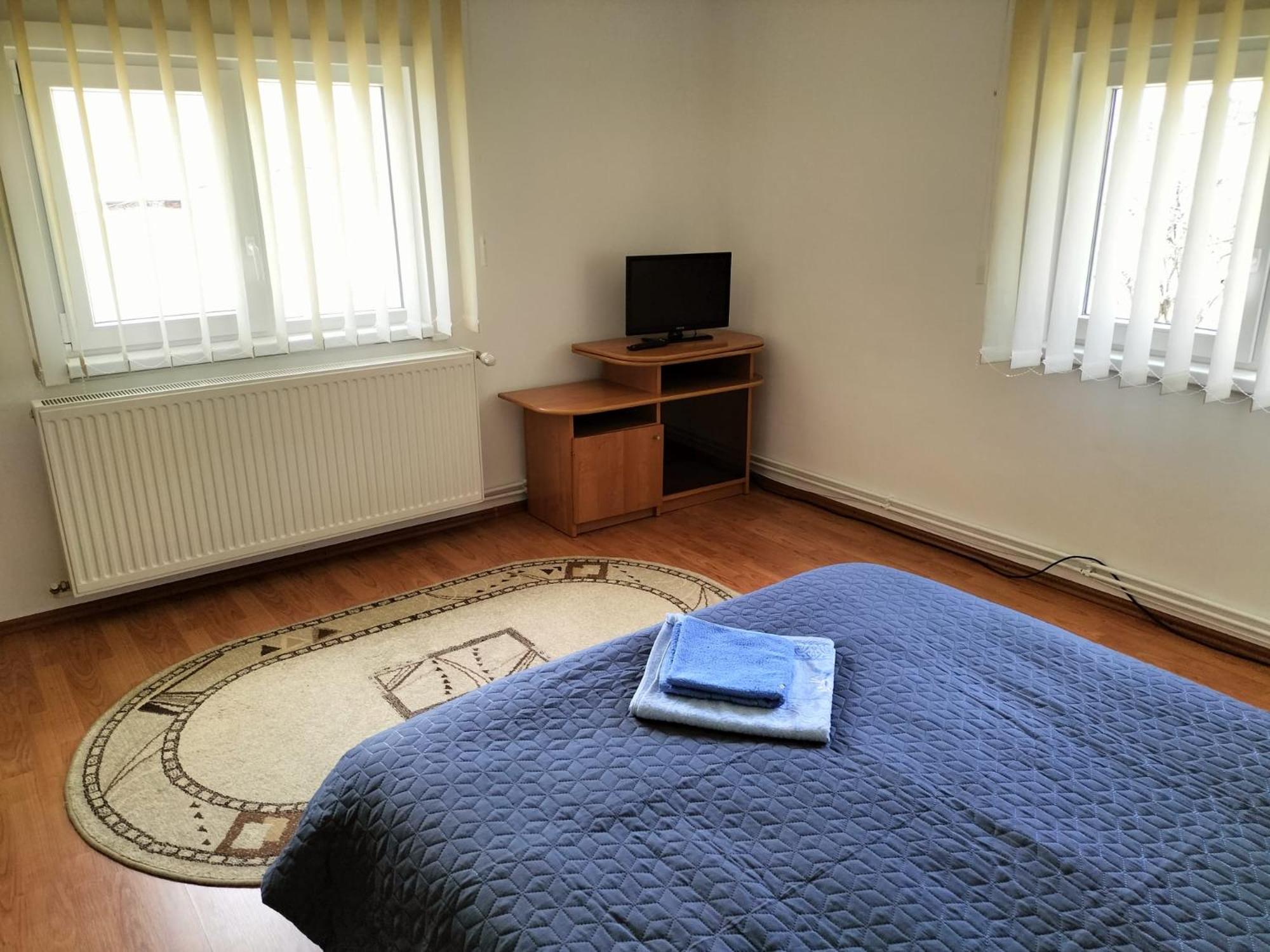 Six-Bedroom House - Photo 31
