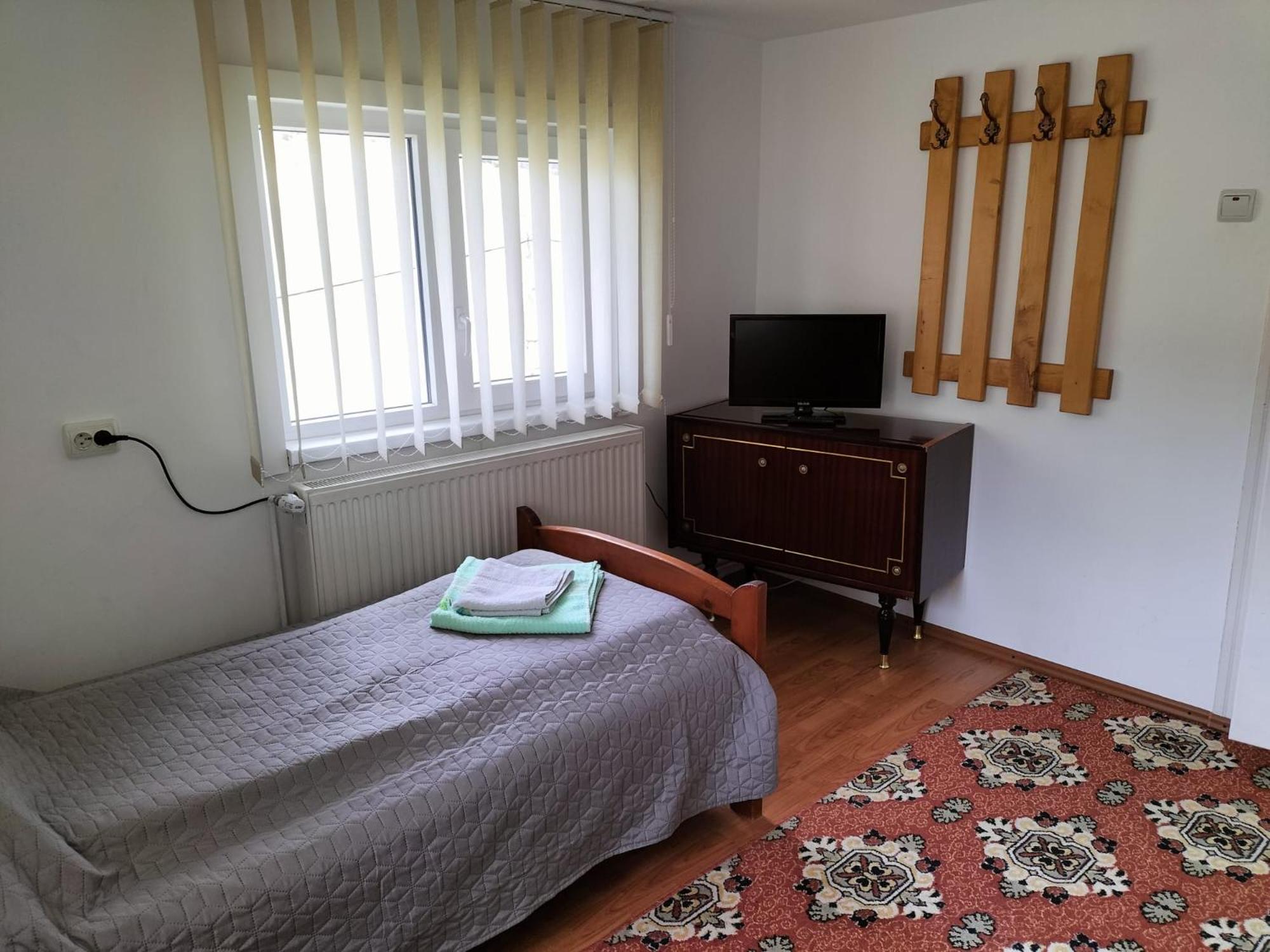 Six-Bedroom House - Photo 34