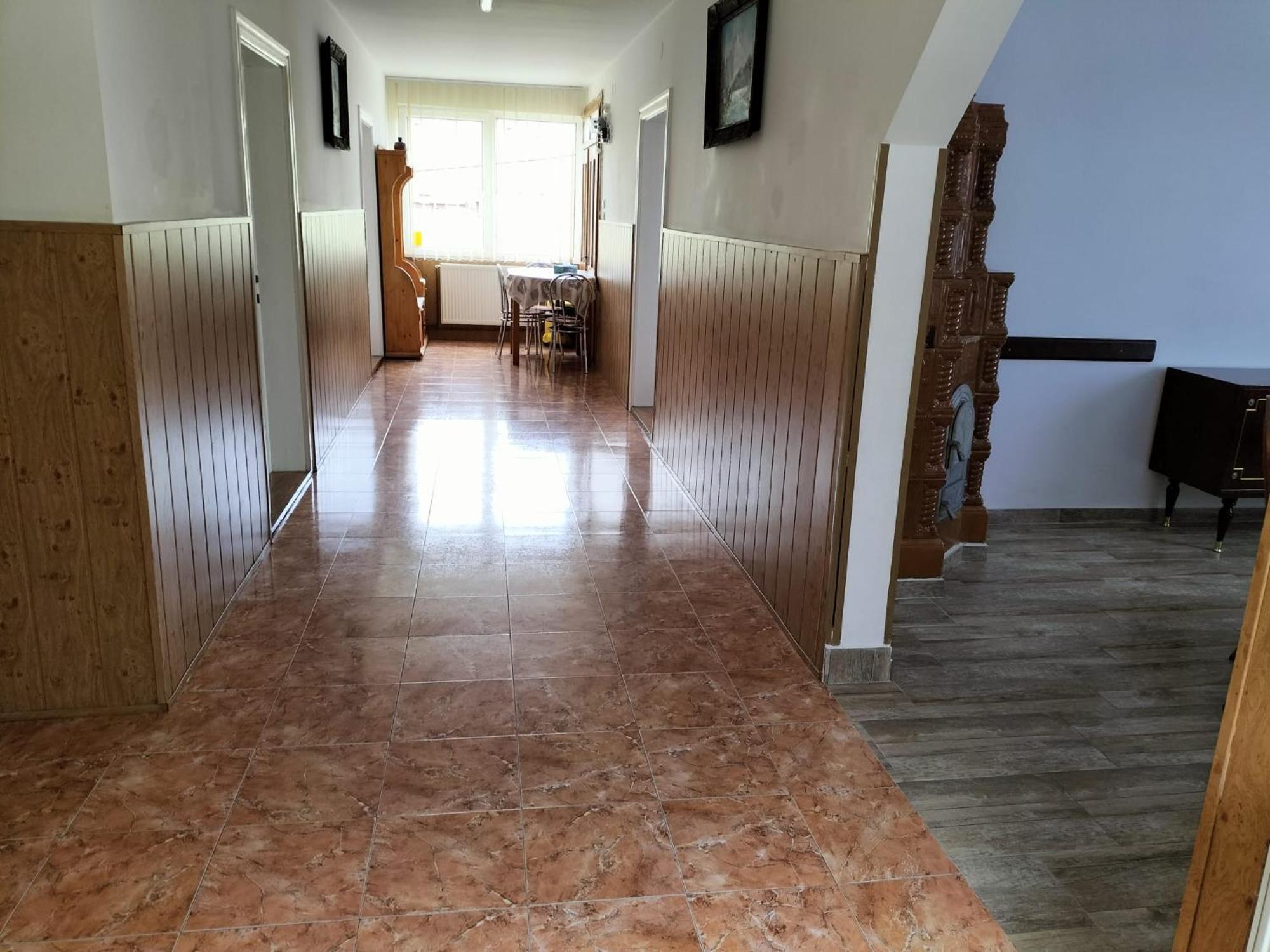 Six-Bedroom House - Photo 36