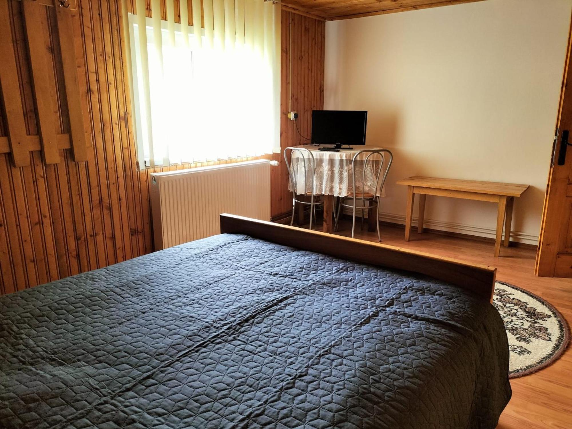 Six-Bedroom House - Photo 40