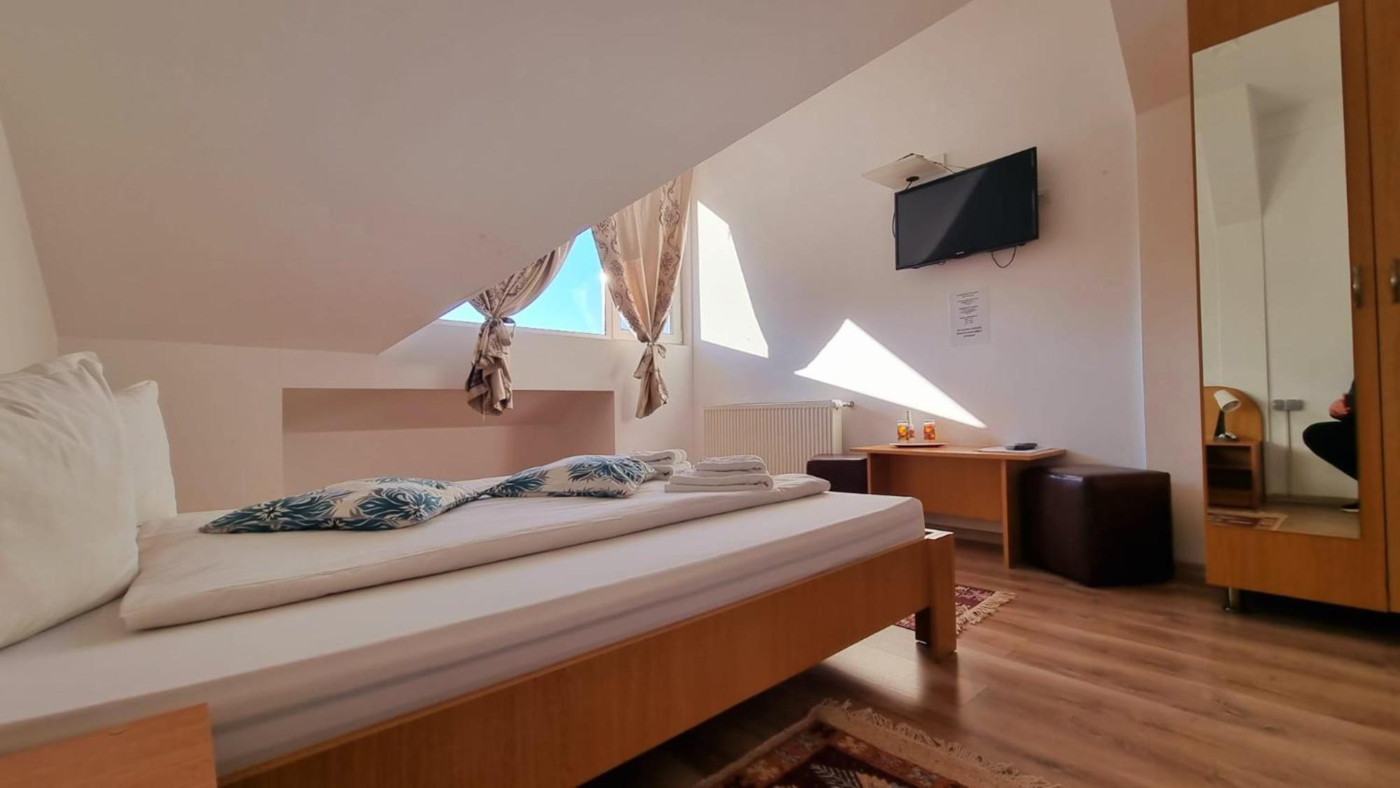 Double Room with Private Bathroom - Photo 1