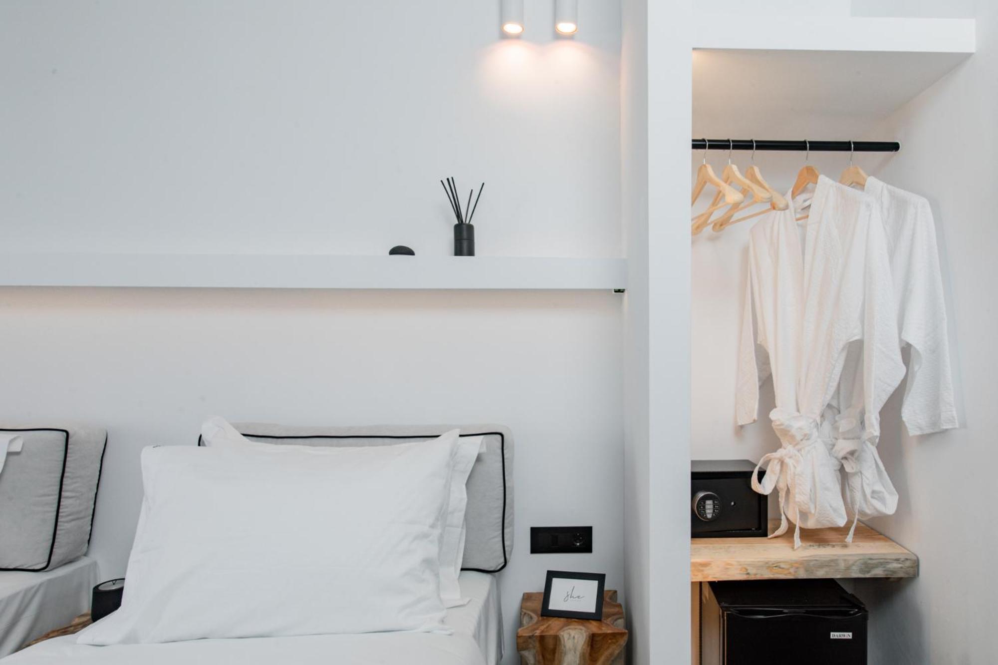Double Room with Balcony - Photo 7