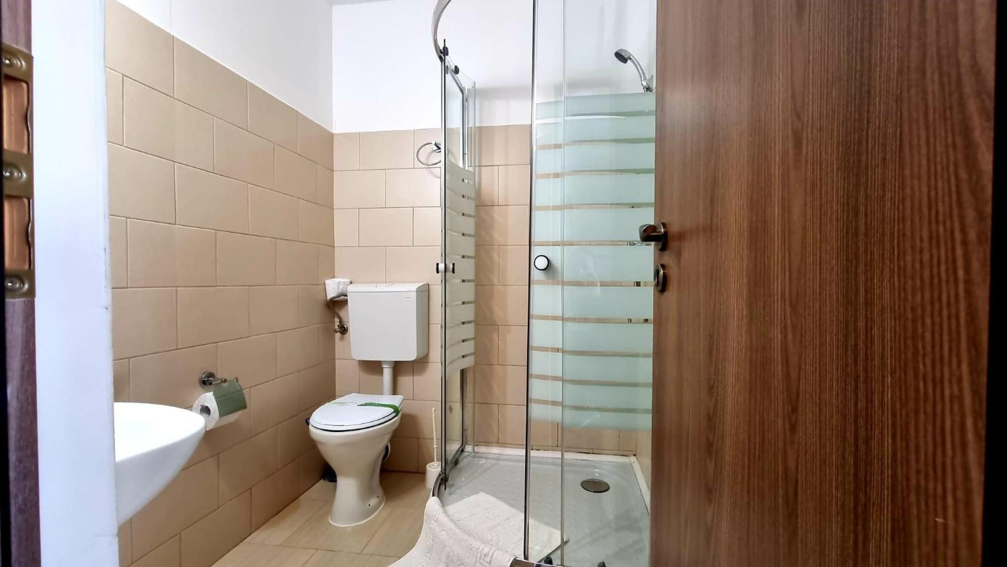 Double Room with Private Bathroom - Photo 3