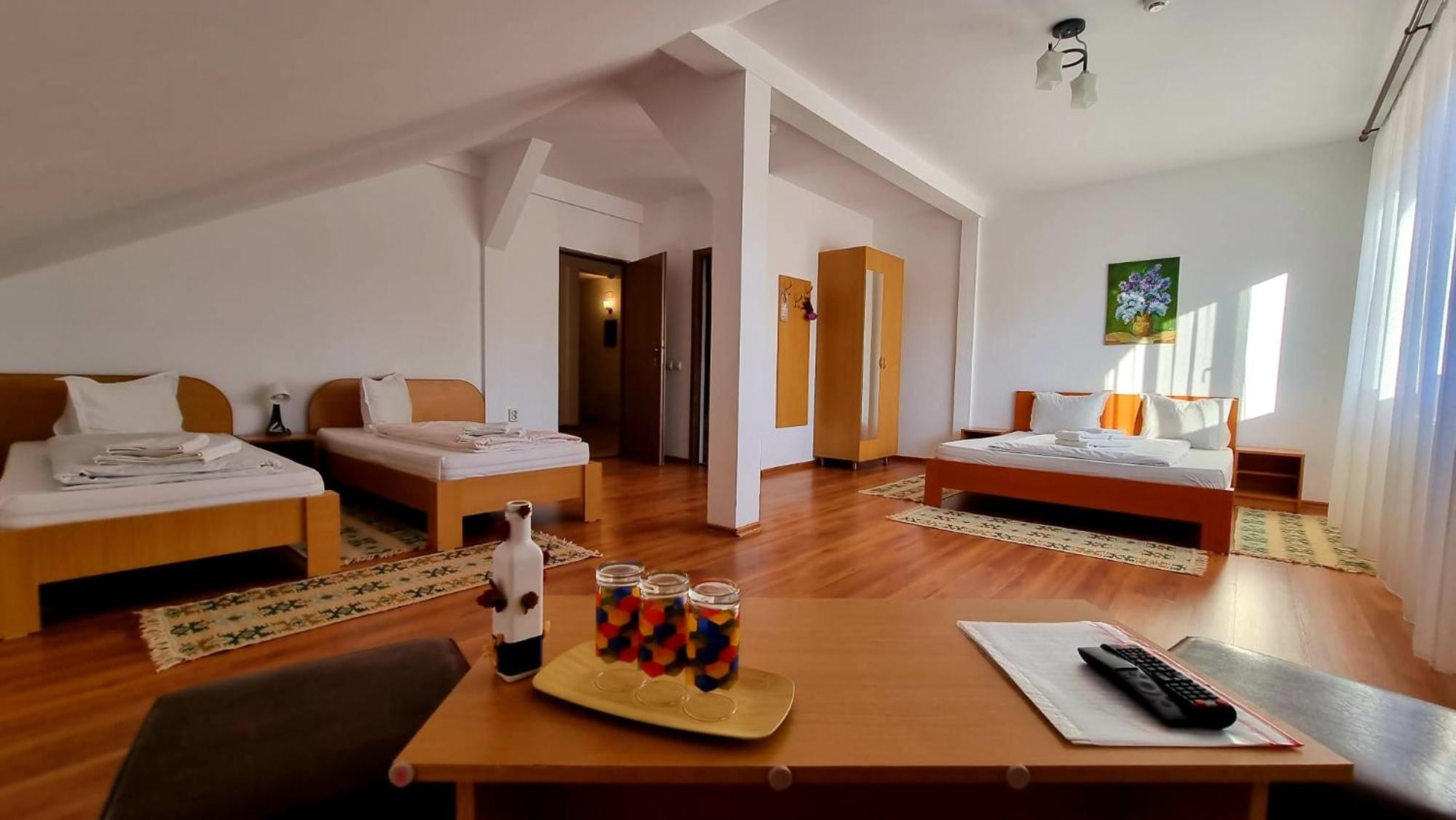 Quadruple Room with Private Bathroom - Photo 4