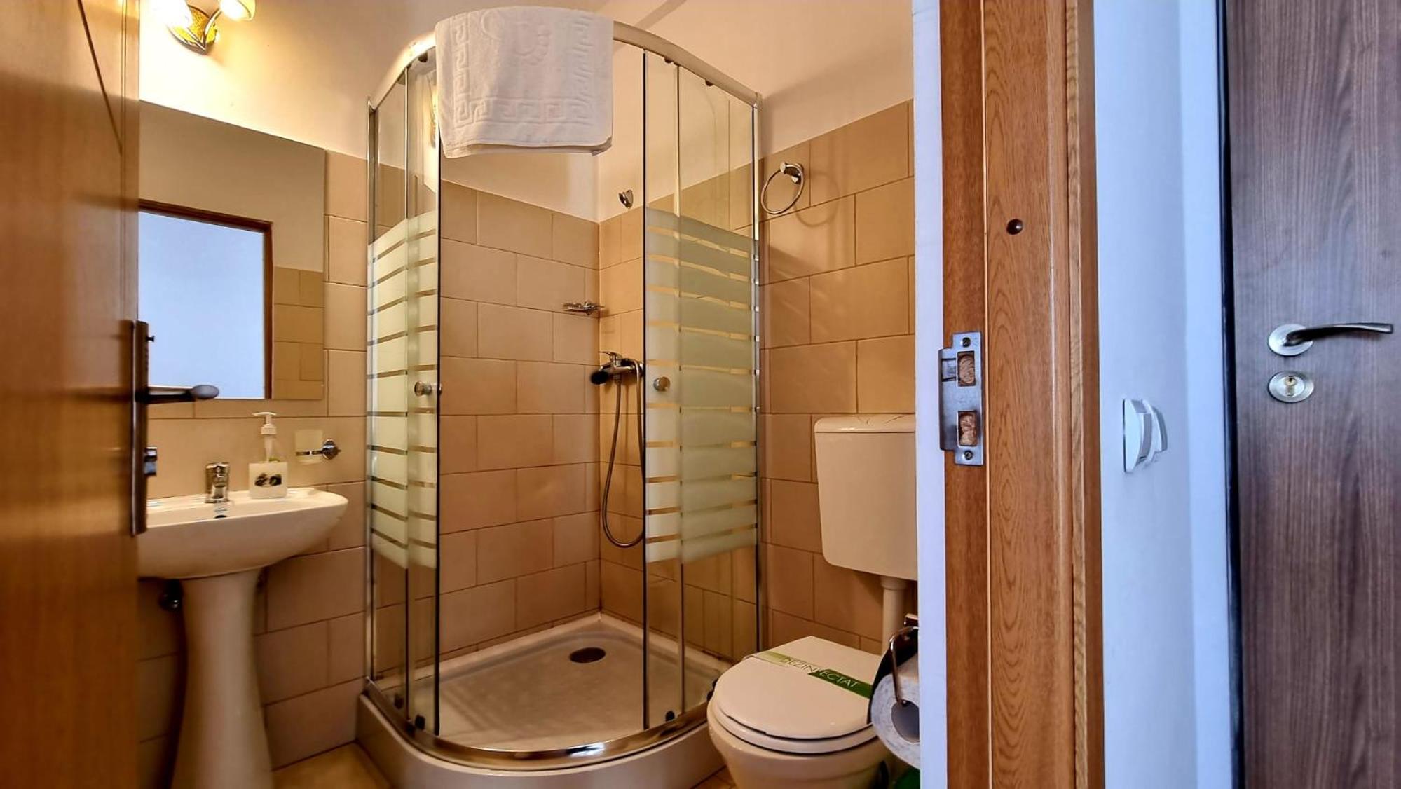 Quadruple Room with Private Bathroom - Photo 3