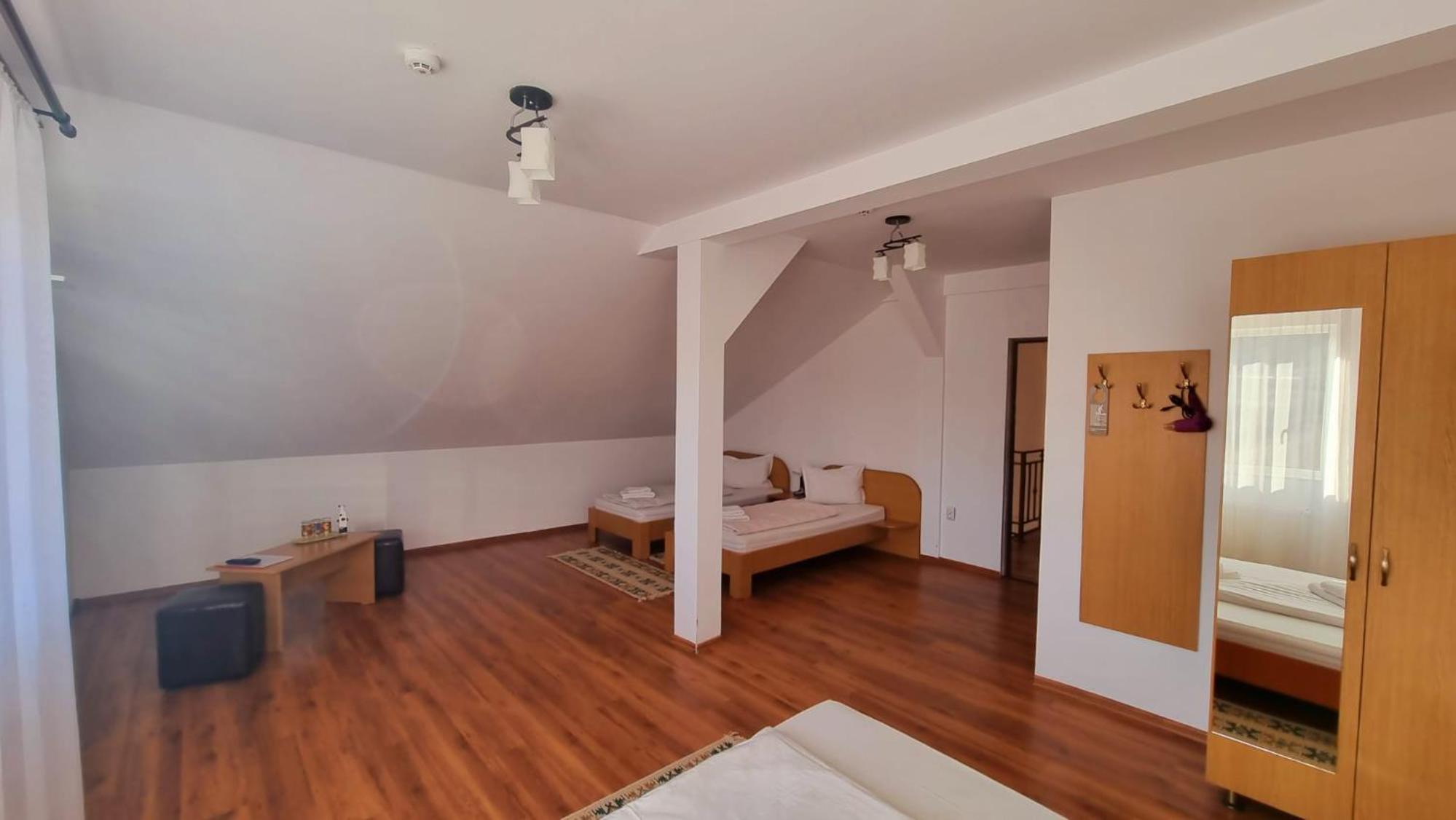 Quadruple Room with Private Bathroom - Photo 5