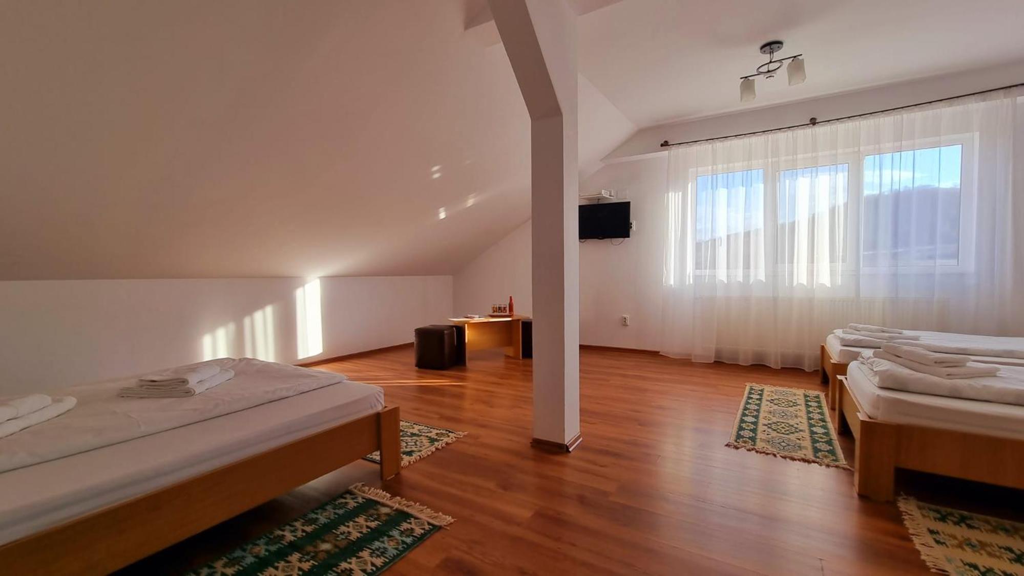 Quadruple Room with Private Bathroom - Photo 2