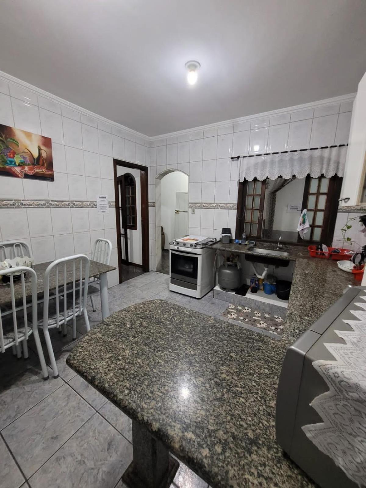 Five-Bedroom House photo 1
