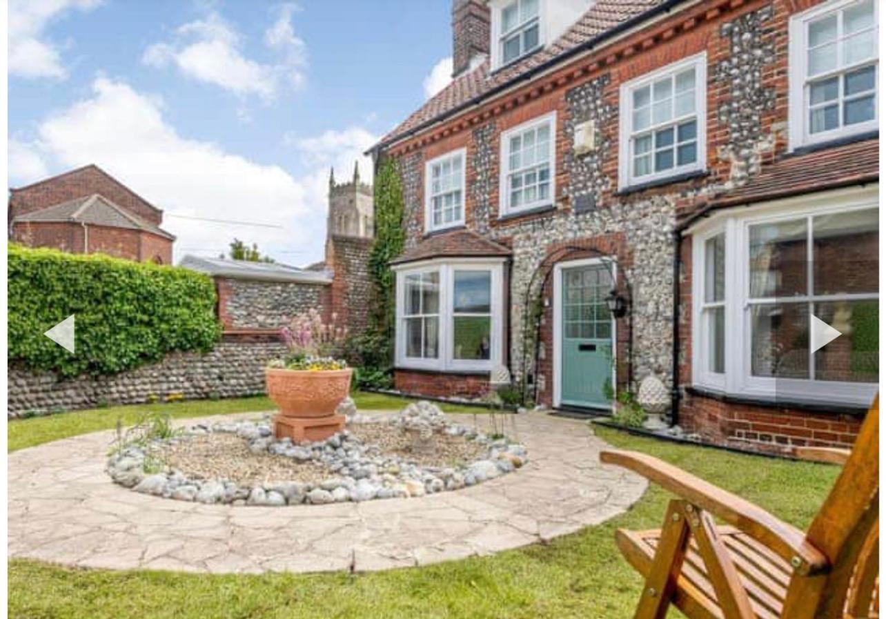 Five-Bedroom House photo 2