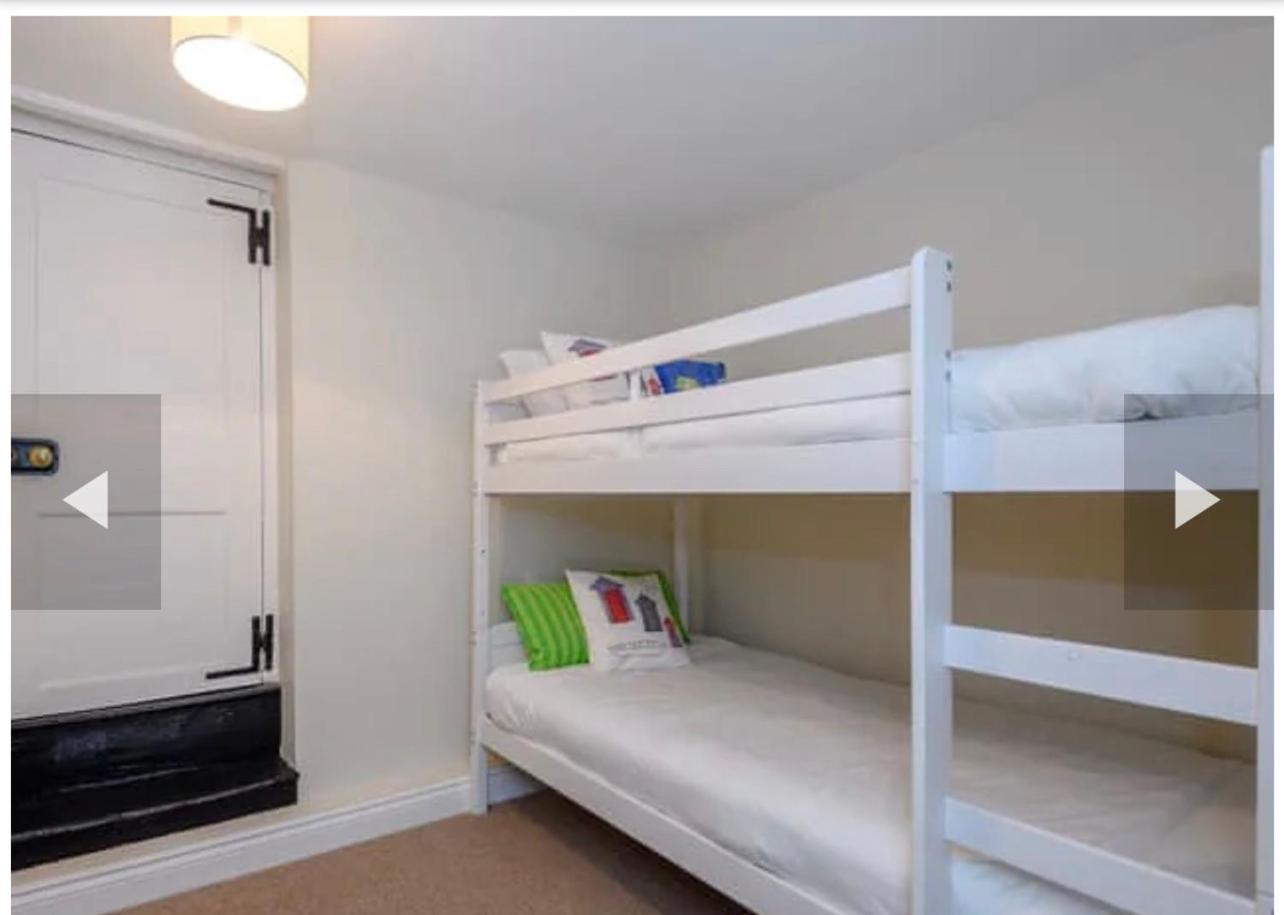 Five-Bedroom House photo 1